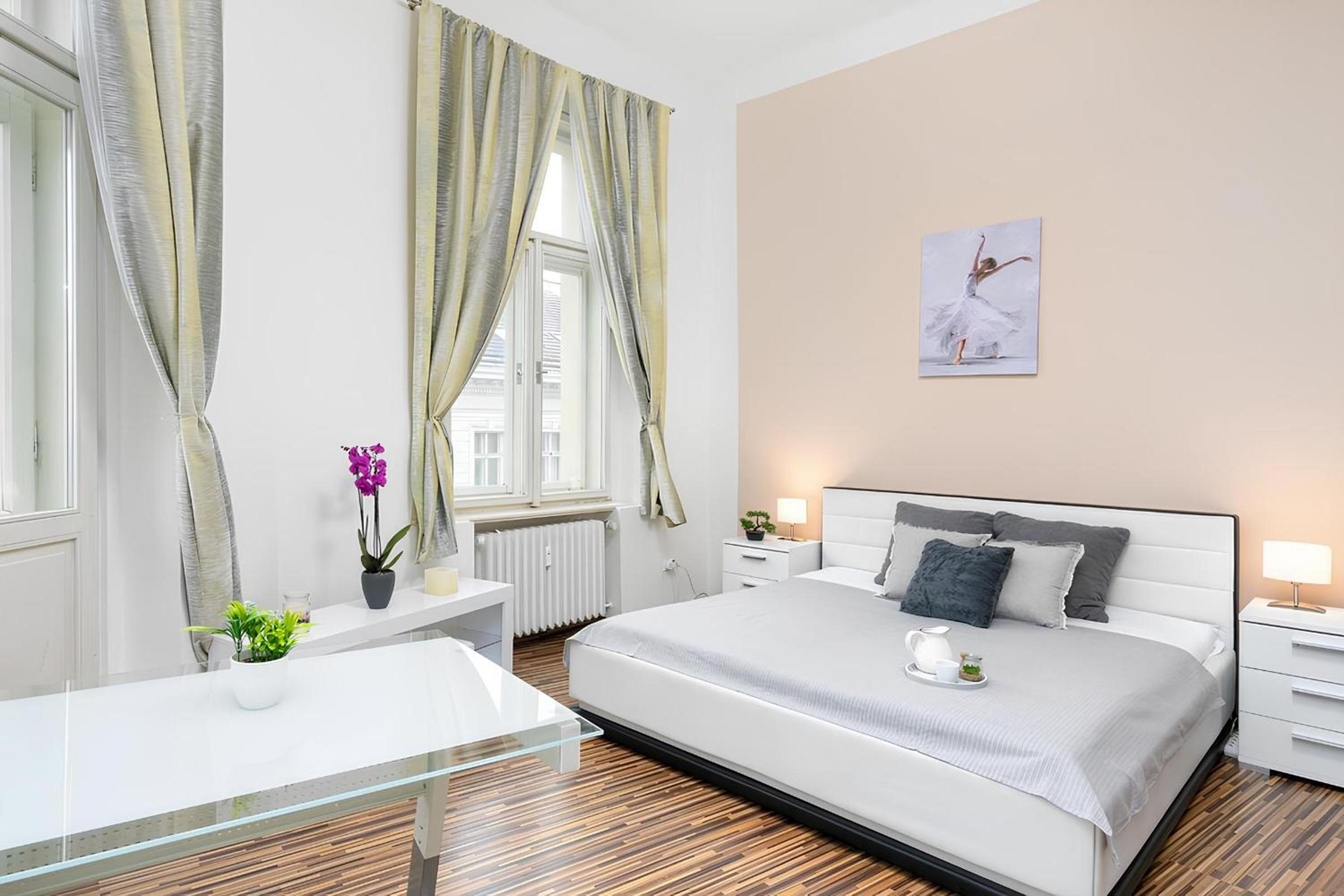 Luxury 3KK Apt w/2KINGBeds 65”TV,Next Wenceslas Sq