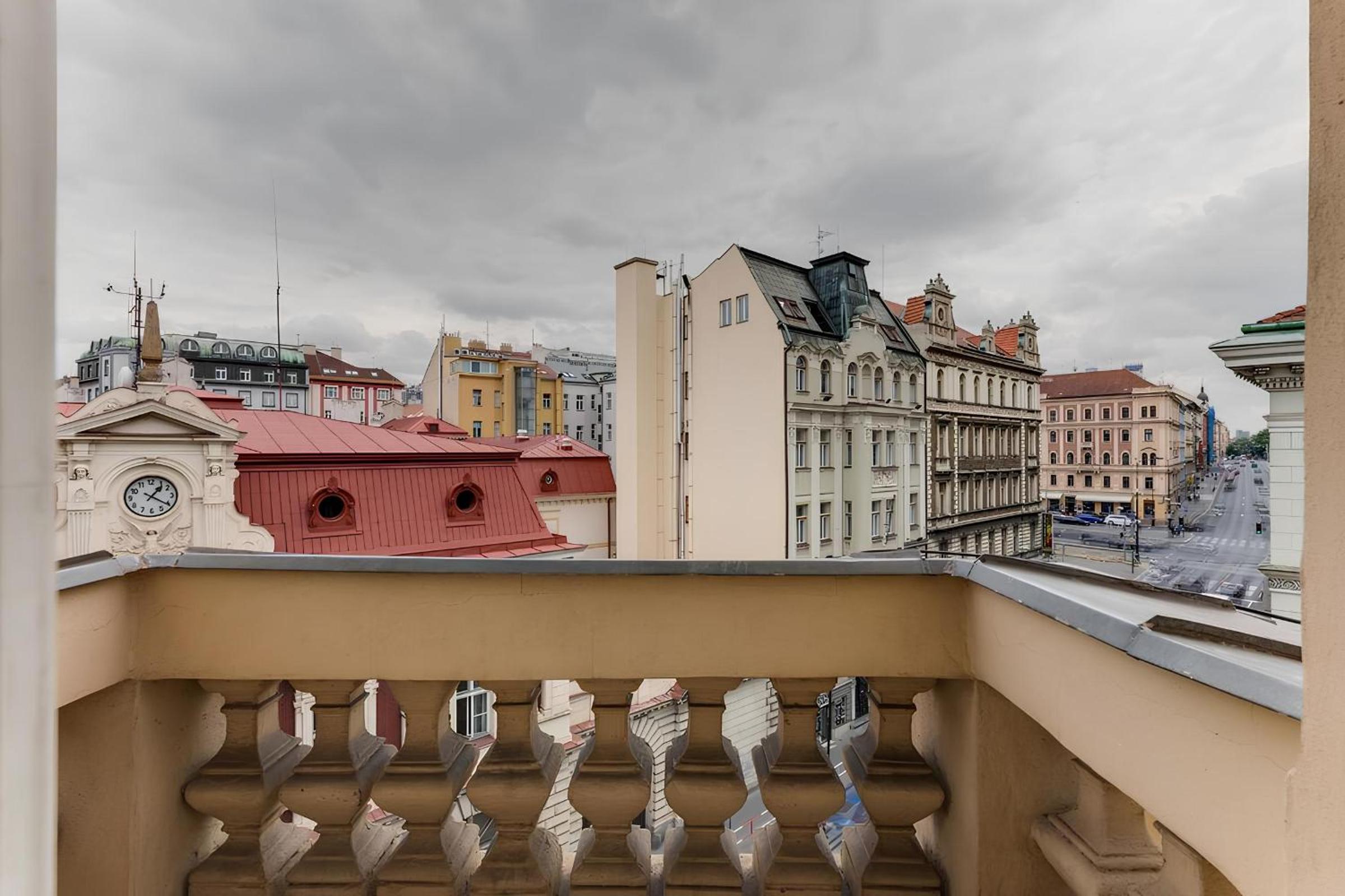 Luxury 3KK Apt w/2KINGBeds 65”TV,Next Wenceslas Sq
