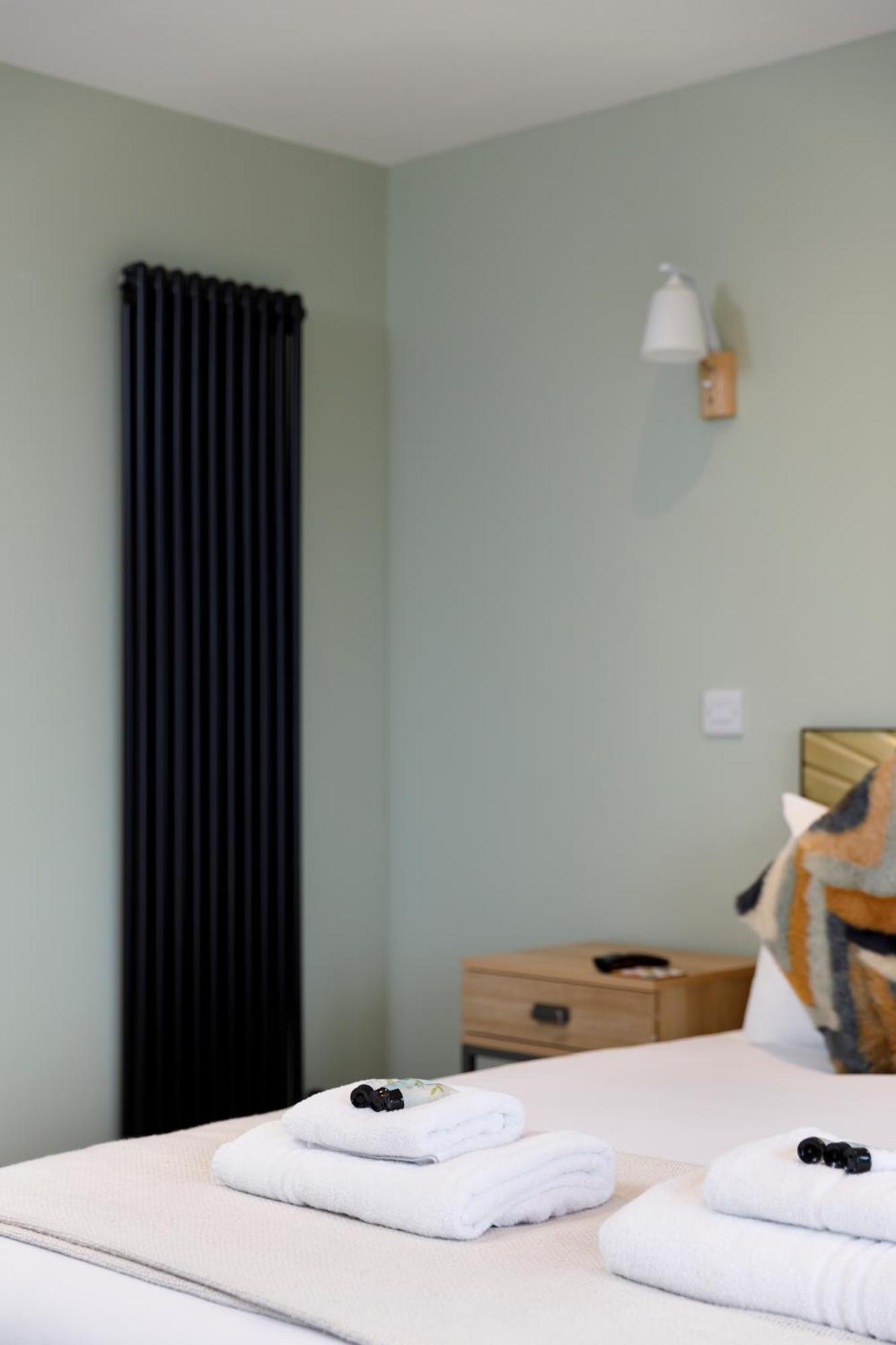 Free Parking Stylish & modern 4-bedroom home with sea views view 2