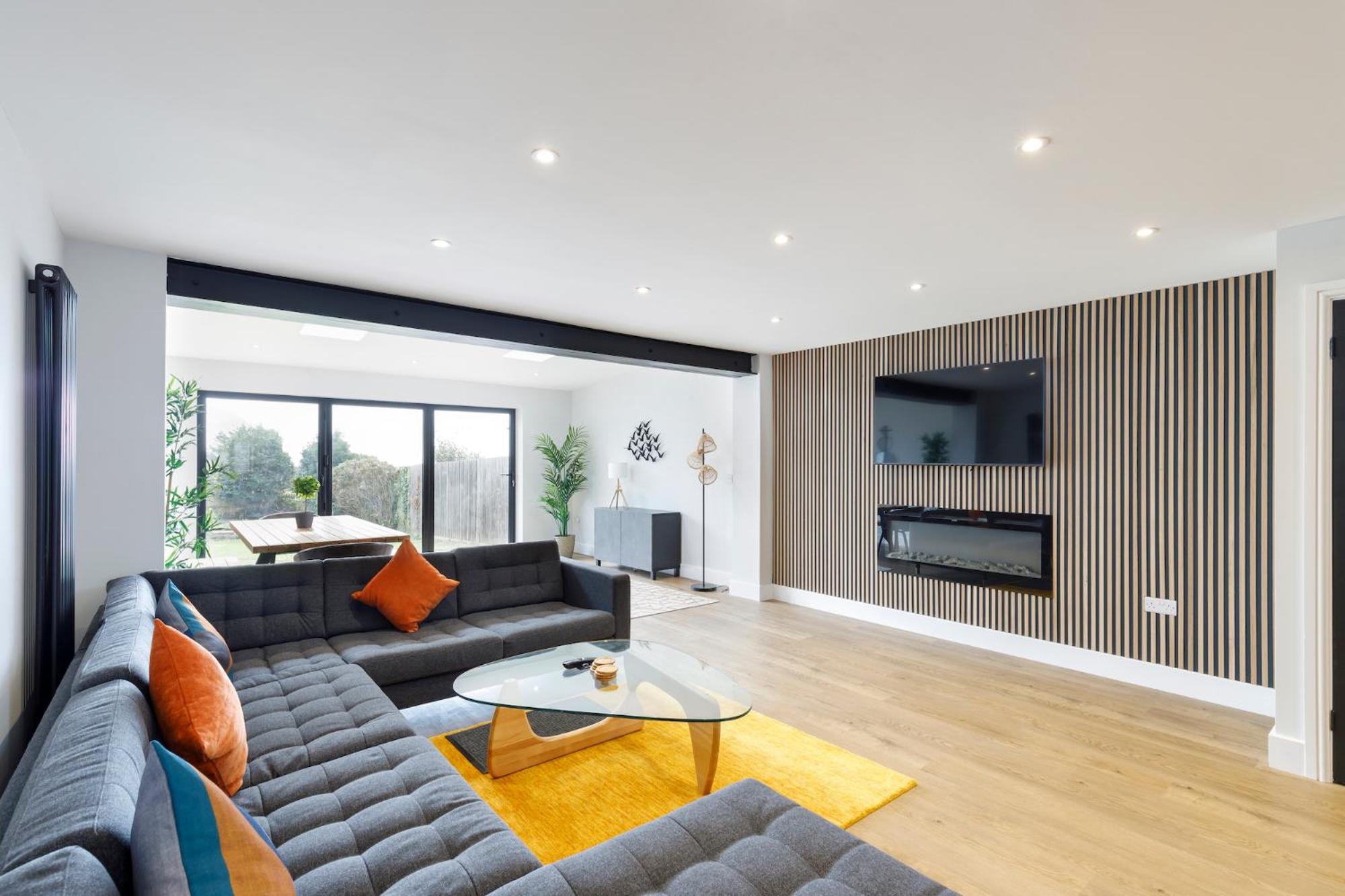 Free Parking Stylish & modern 4-bedroom home with sea views view 5