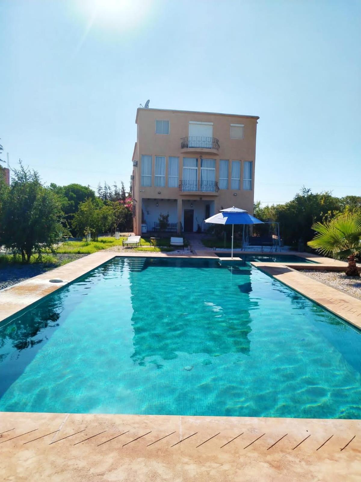 Maison unique avec une magnifique piscine