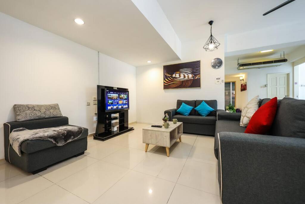 5 sec to Pavilion Mall 16-23 People Fahrenheit Suites 88 Jalan Bukit Bintang