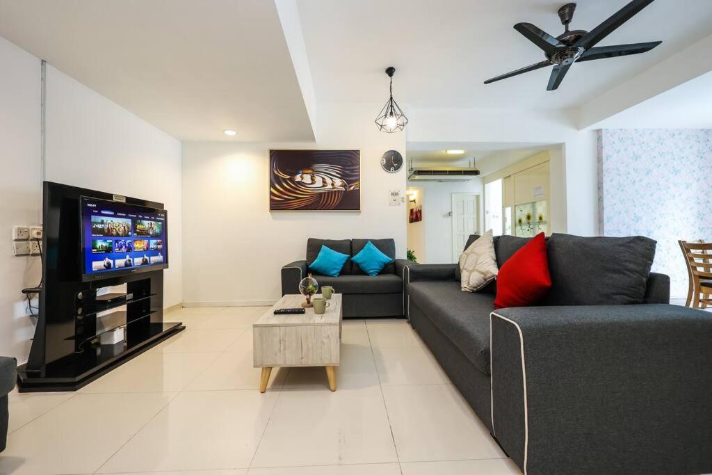 5 sec to Pavilion Mall 16-23 People Fahrenheit Suites 88 Jalan Bukit Bintang