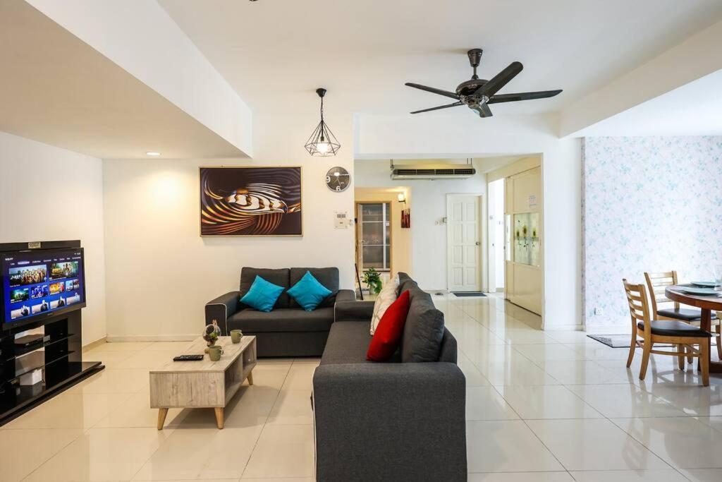 5 sec to Pavilion Mall 16-23 People Fahrenheit Suites 88 Jalan Bukit Bintang