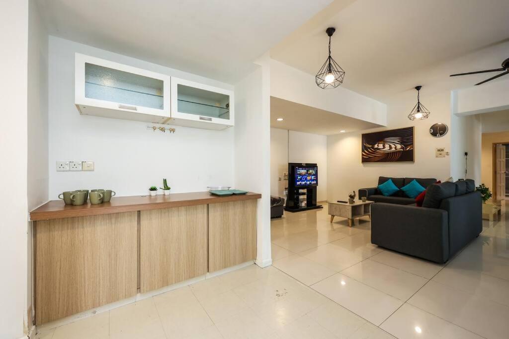 5 sec to Pavilion Mall 16-23 People Fahrenheit Suites 88 Jalan Bukit Bintang