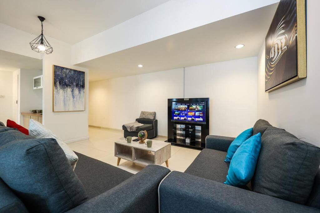 5 sec to Pavilion Mall 16-23 People Fahrenheit Suites 88 Jalan Bukit Bintang