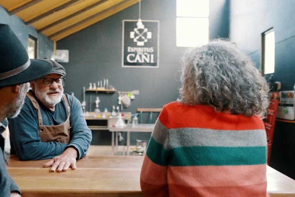 Espíritus del Cañi. Tiny home y destilería
