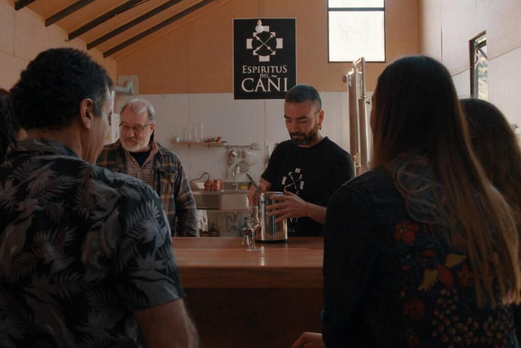 Espíritus del Cañi. Tiny home y destilería