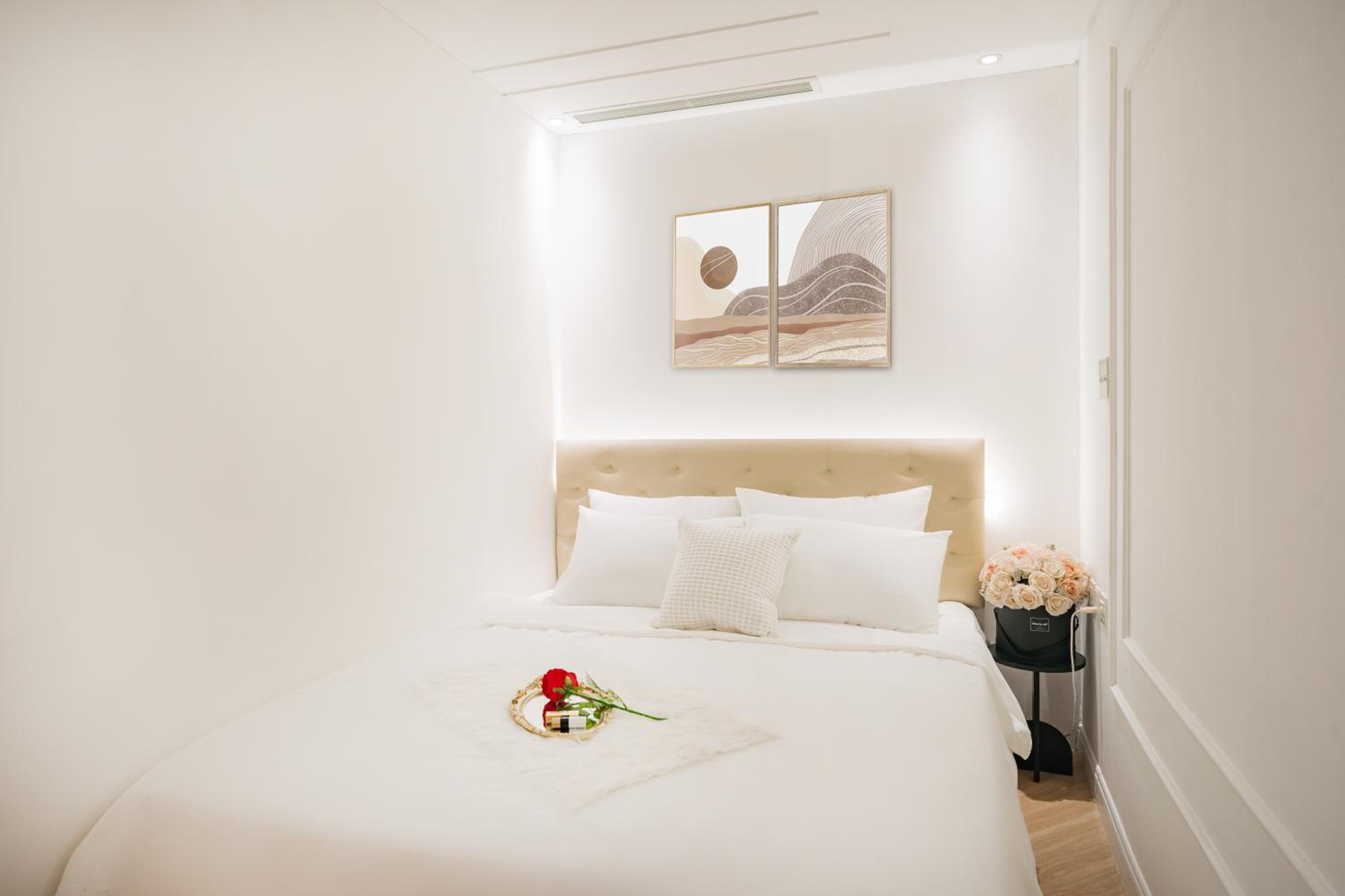 T Place Luxury Apartment Hoan Kiem Lake by SSens Homes