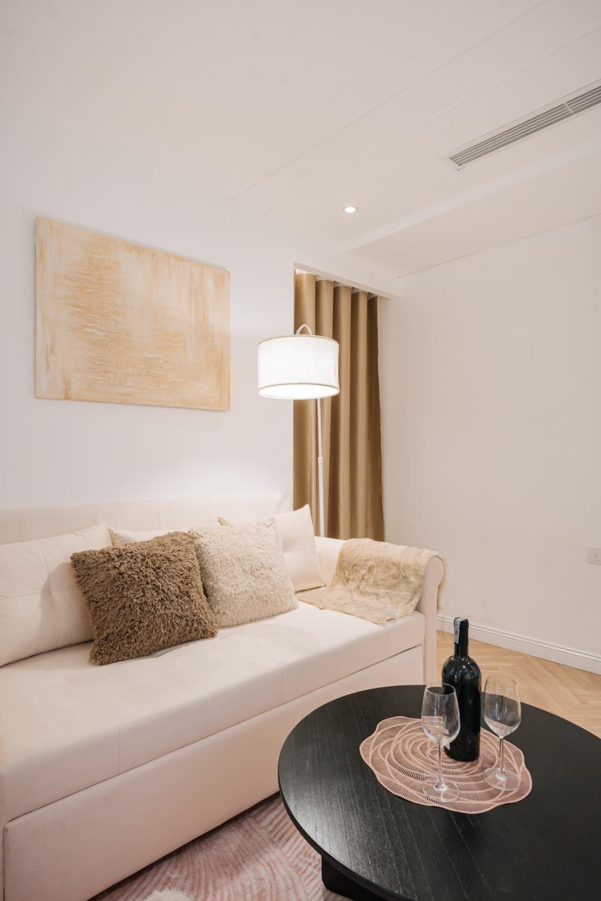 T Place Luxury Apartment Hoan Kiem Lake by SSens Homes