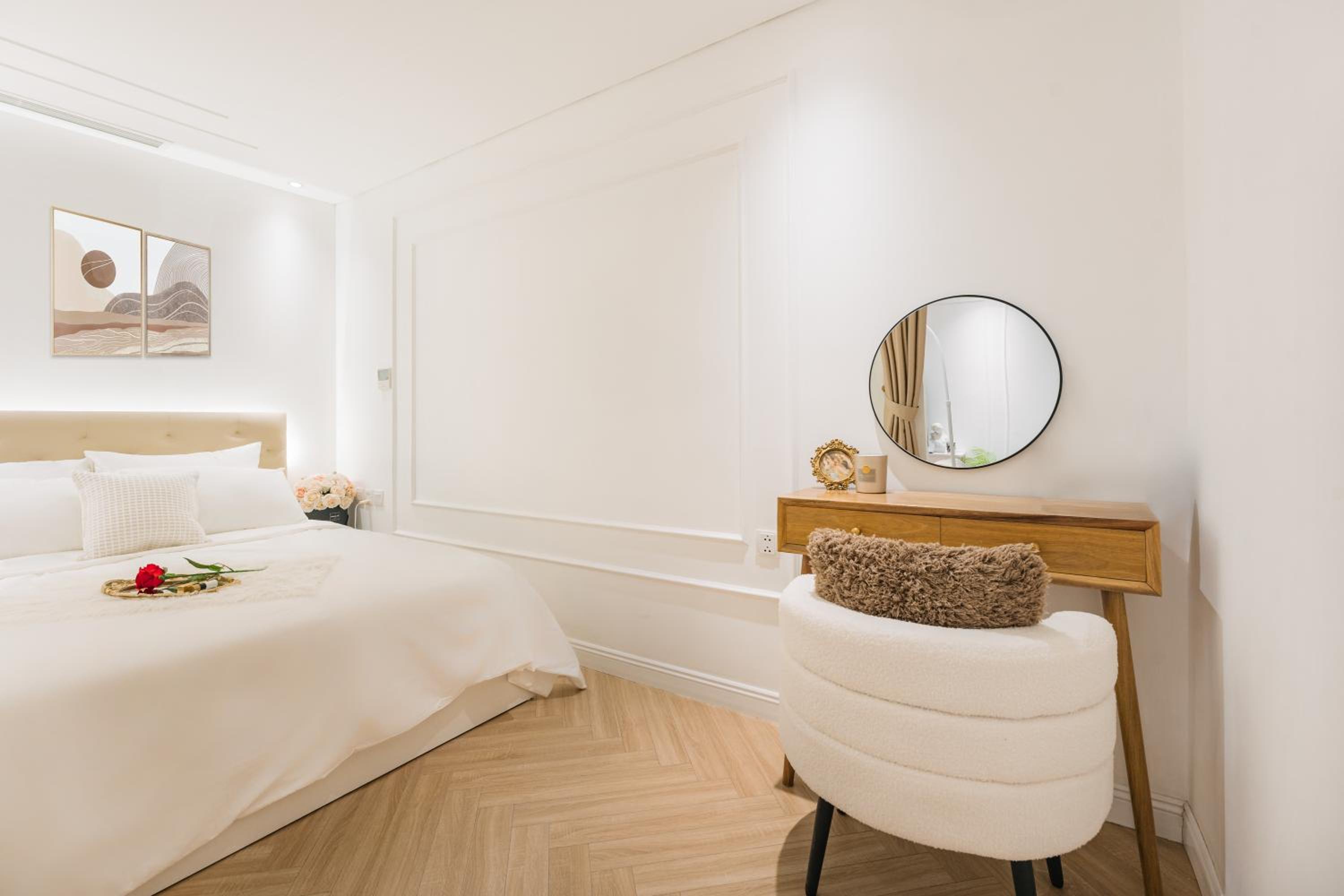 T Place Luxury Apartment Hoan Kiem Lake by SSens Homes