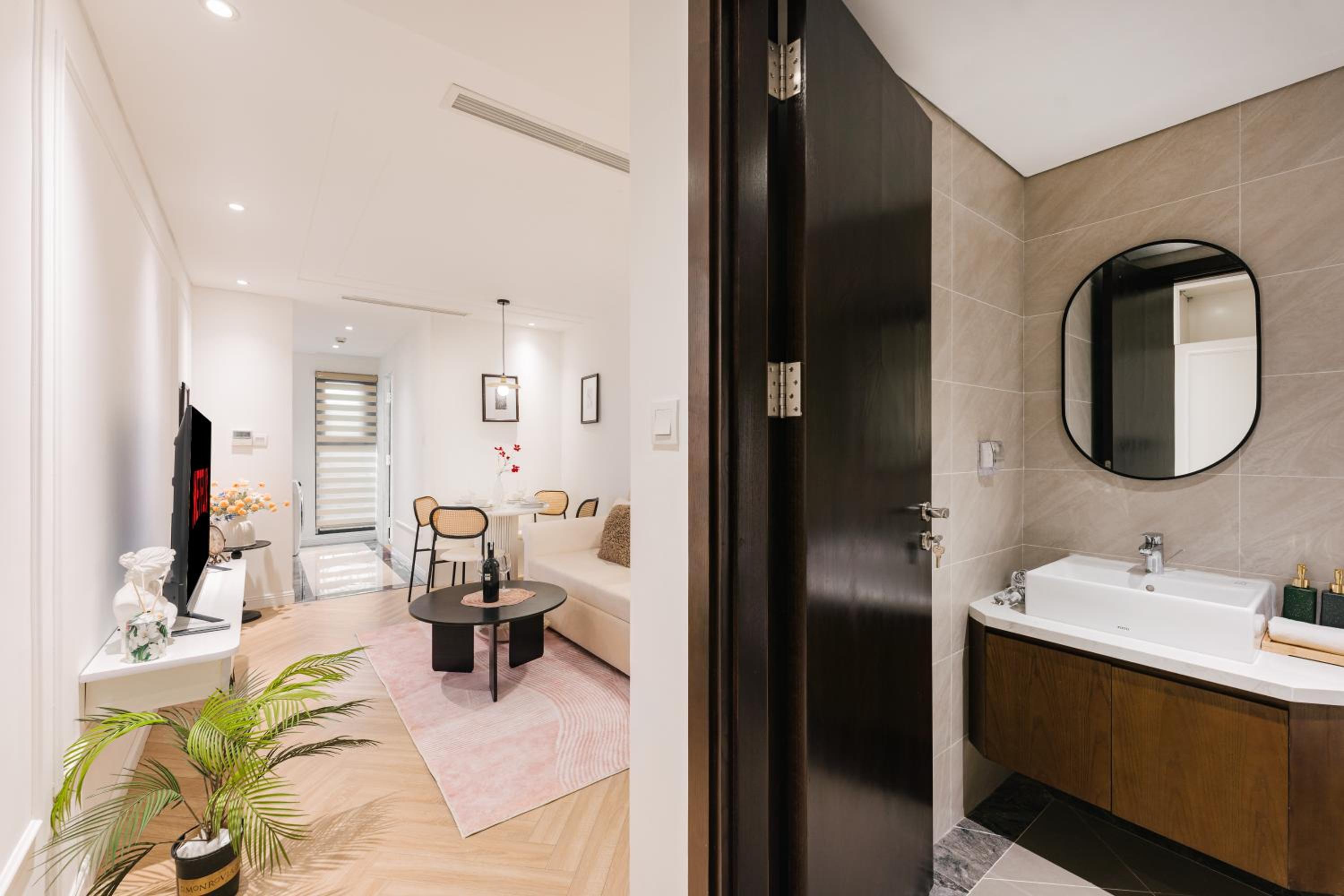 T Place Luxury Apartment Hoan Kiem Lake by SSens Homes