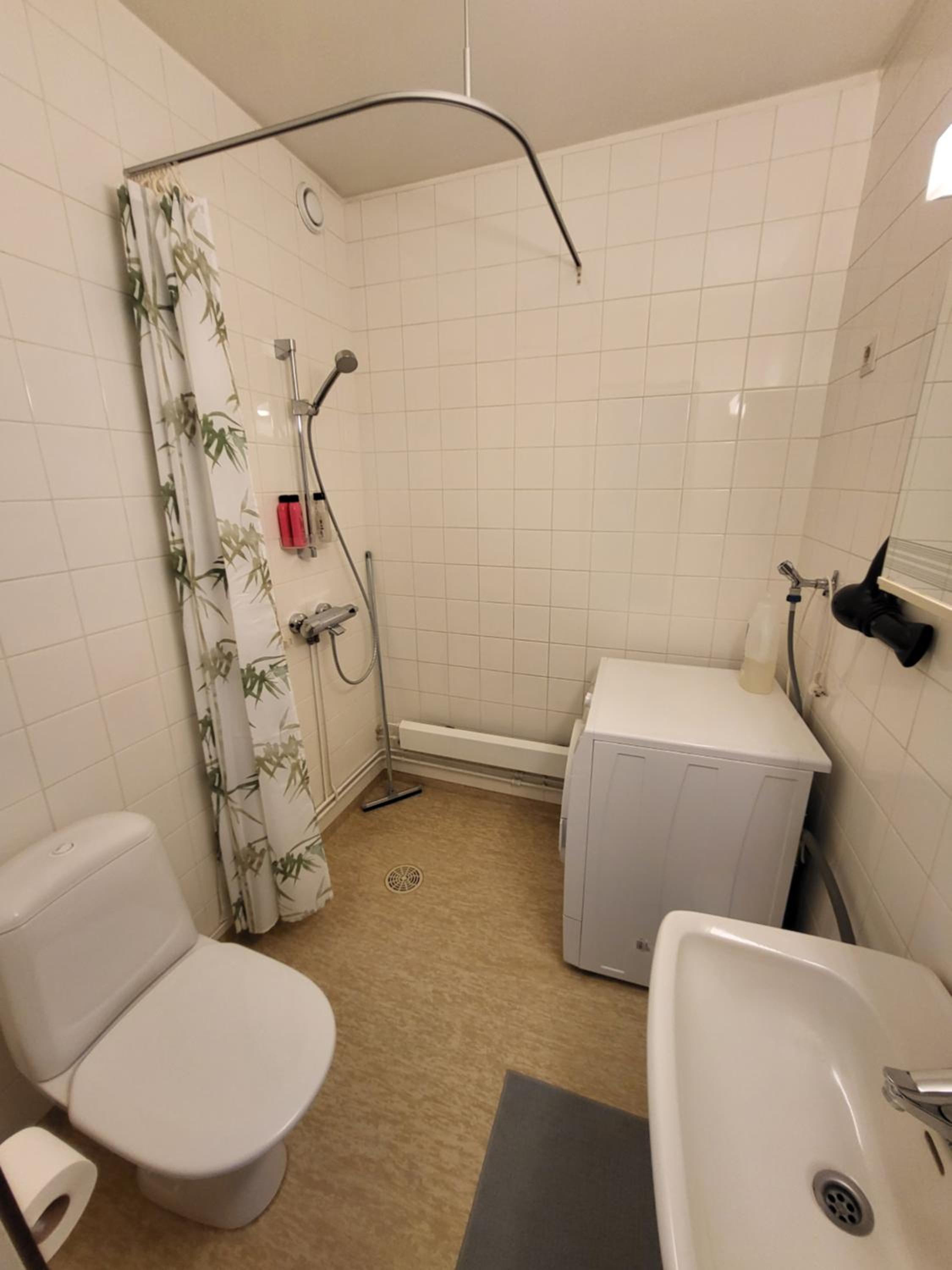 Beautiful studio - easy check-in, free parking & wifi view 3