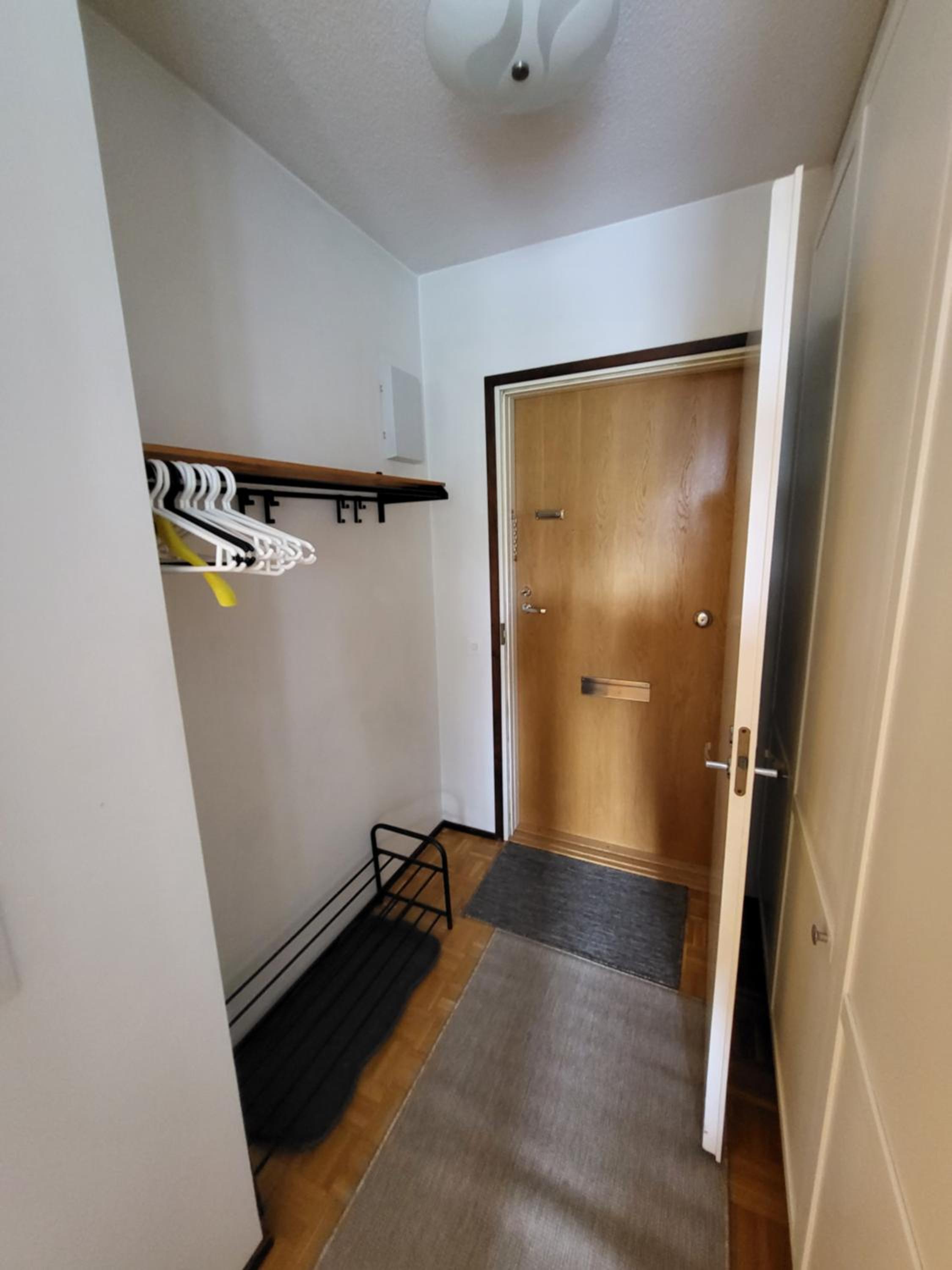 Beautiful studio - easy check-in, free parking & wifi view 5