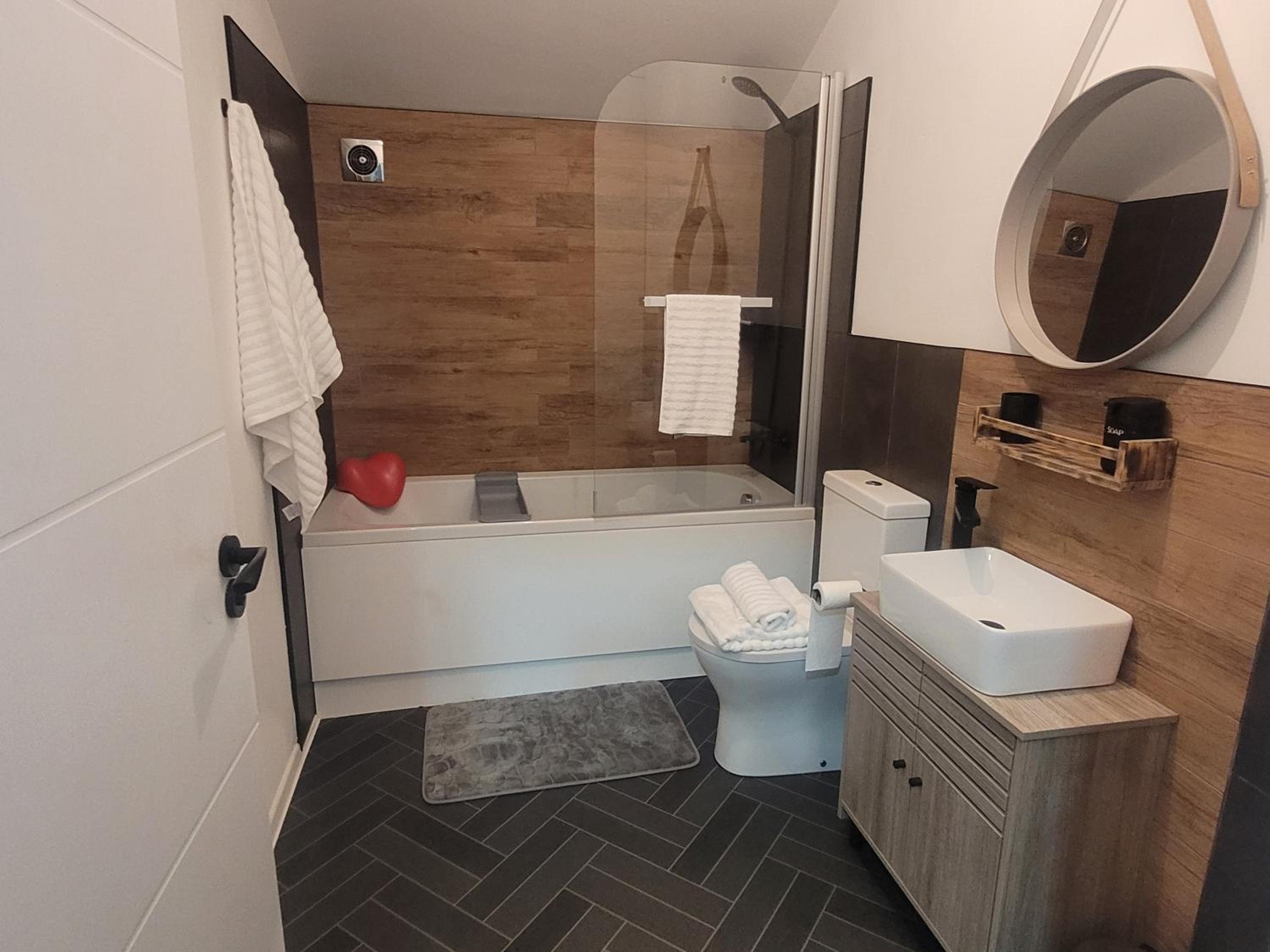 The Luxe Flat No 4, Mansfield, view 4