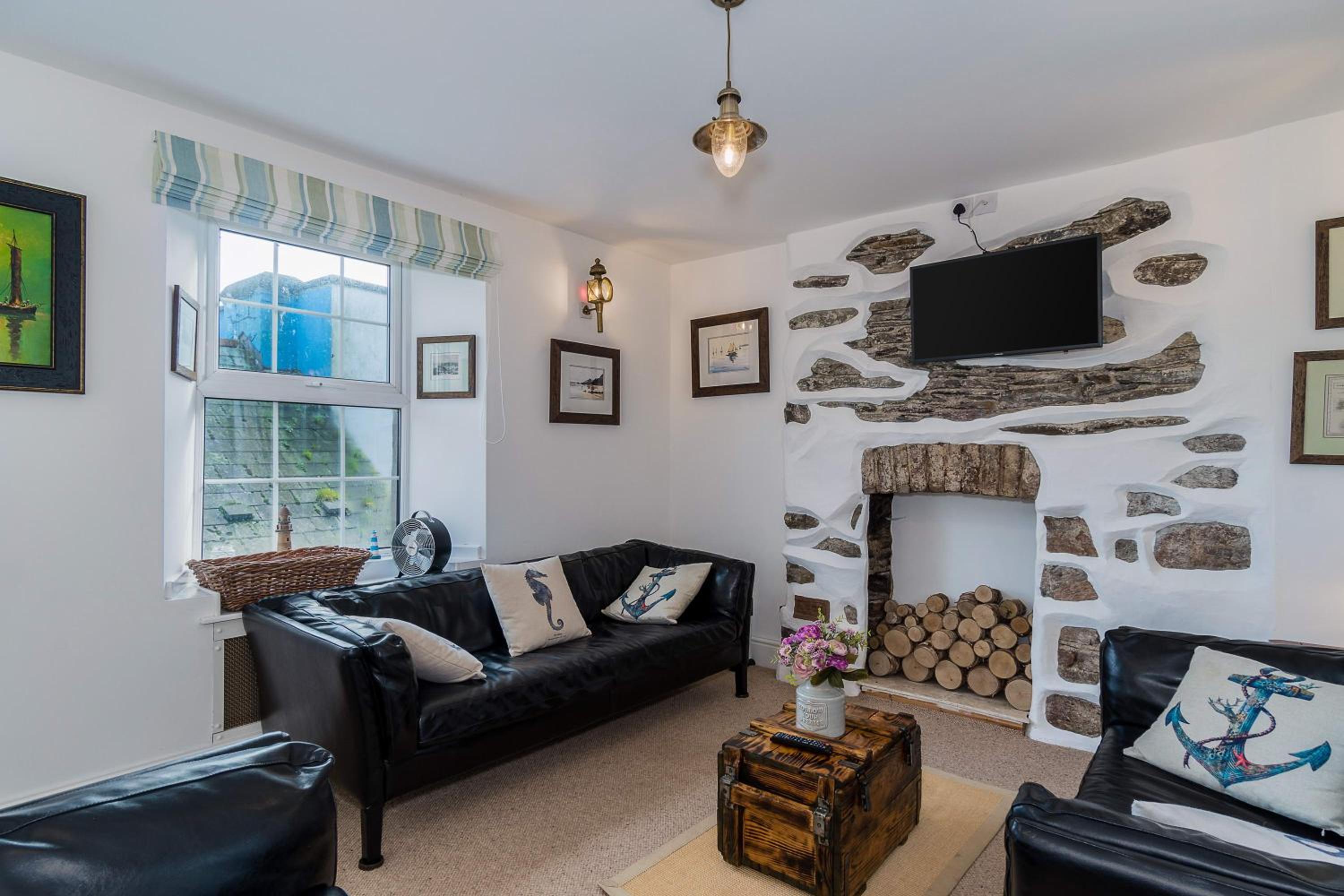 Jessamine: Restored fisherman's cottage close to Looe's harbour view 2