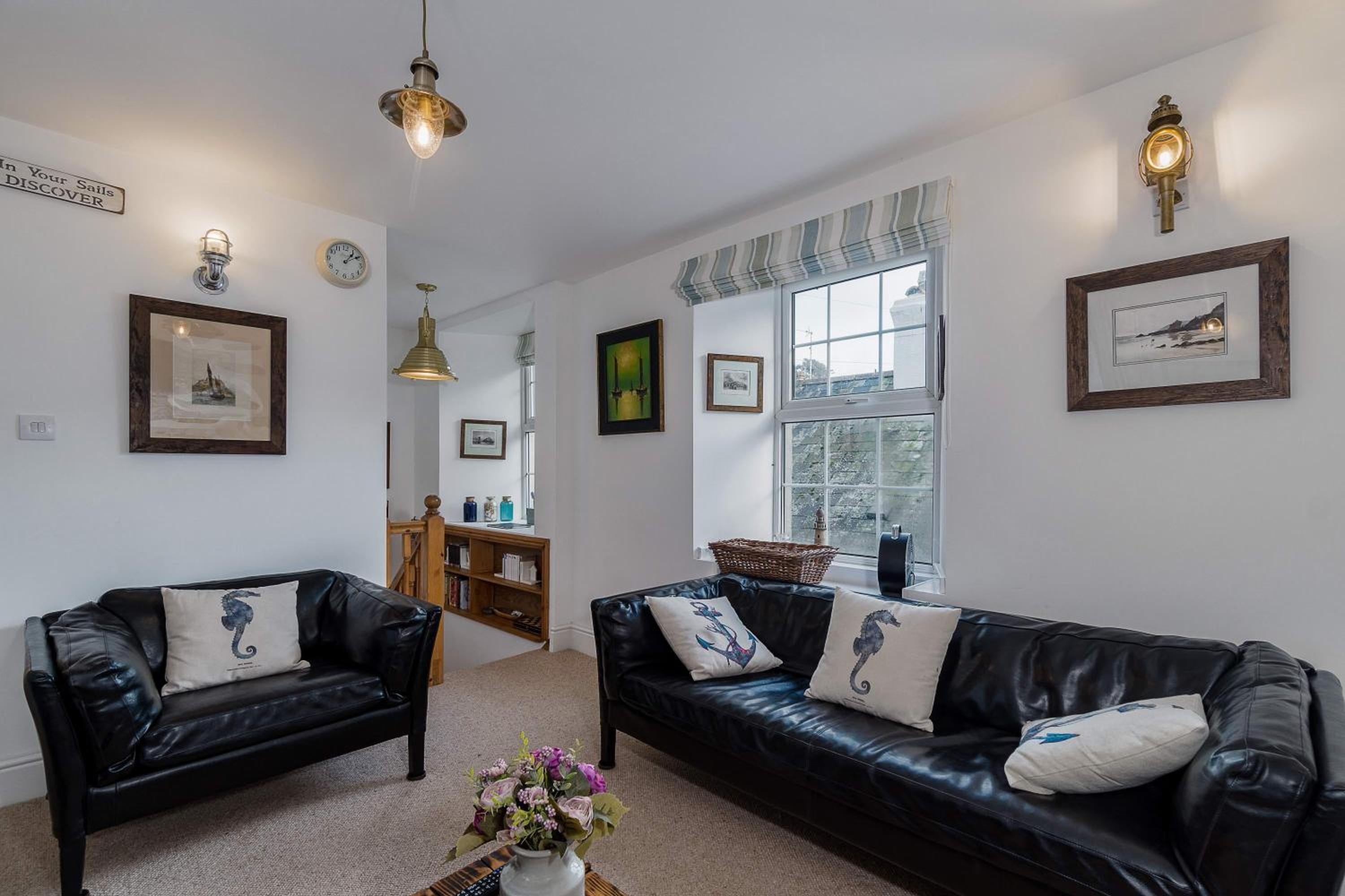 Jessamine: Restored fisherman's cottage close to Looe's harbour view 3