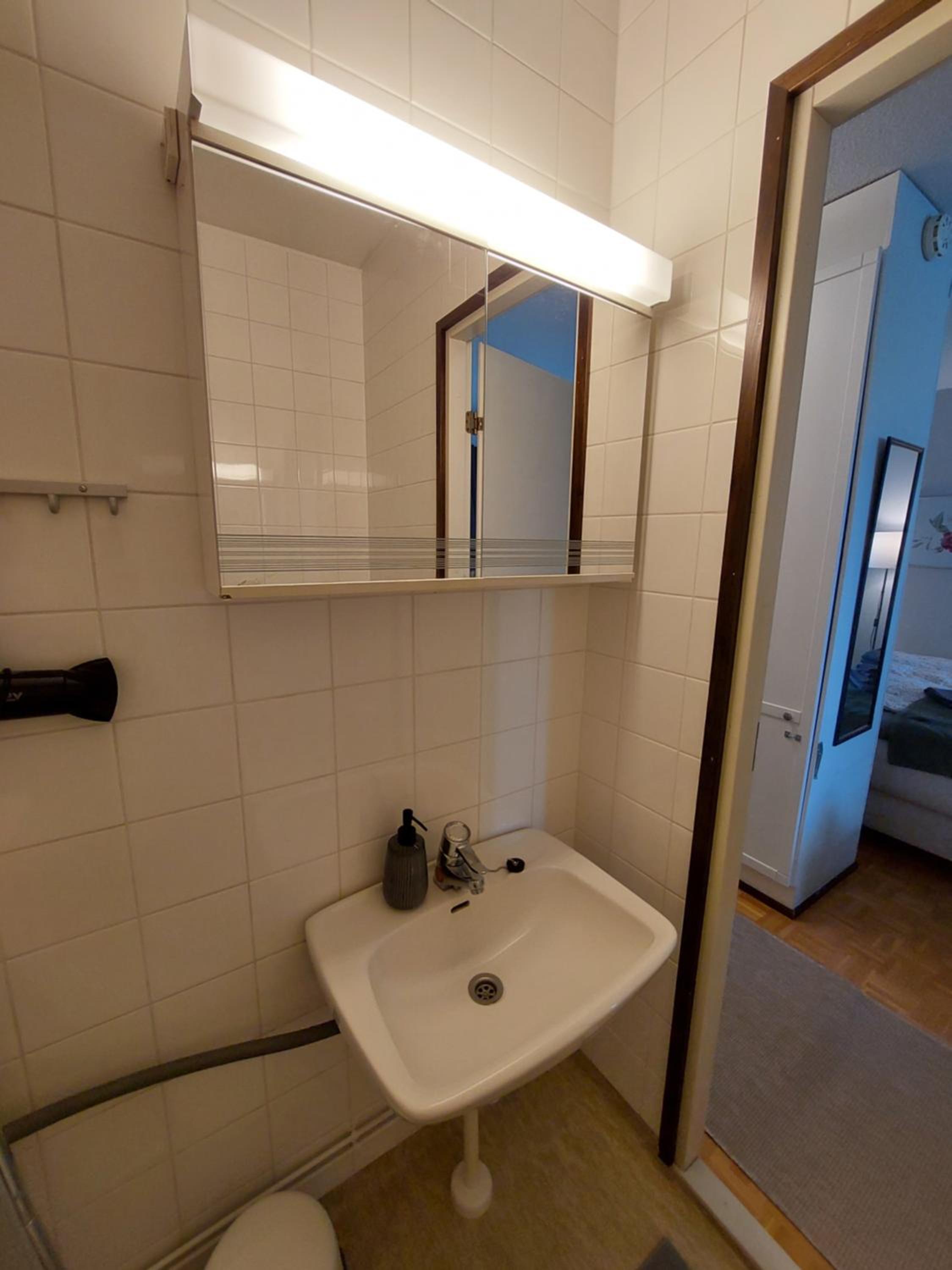 Beautiful studio - easy check-in, free parking & wifi view 4