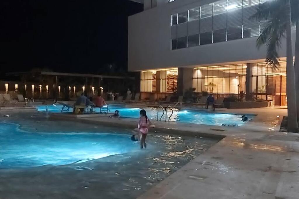 Hermoso y lujoso piso 14 con Salida Directa a la playa y clubhouse increible