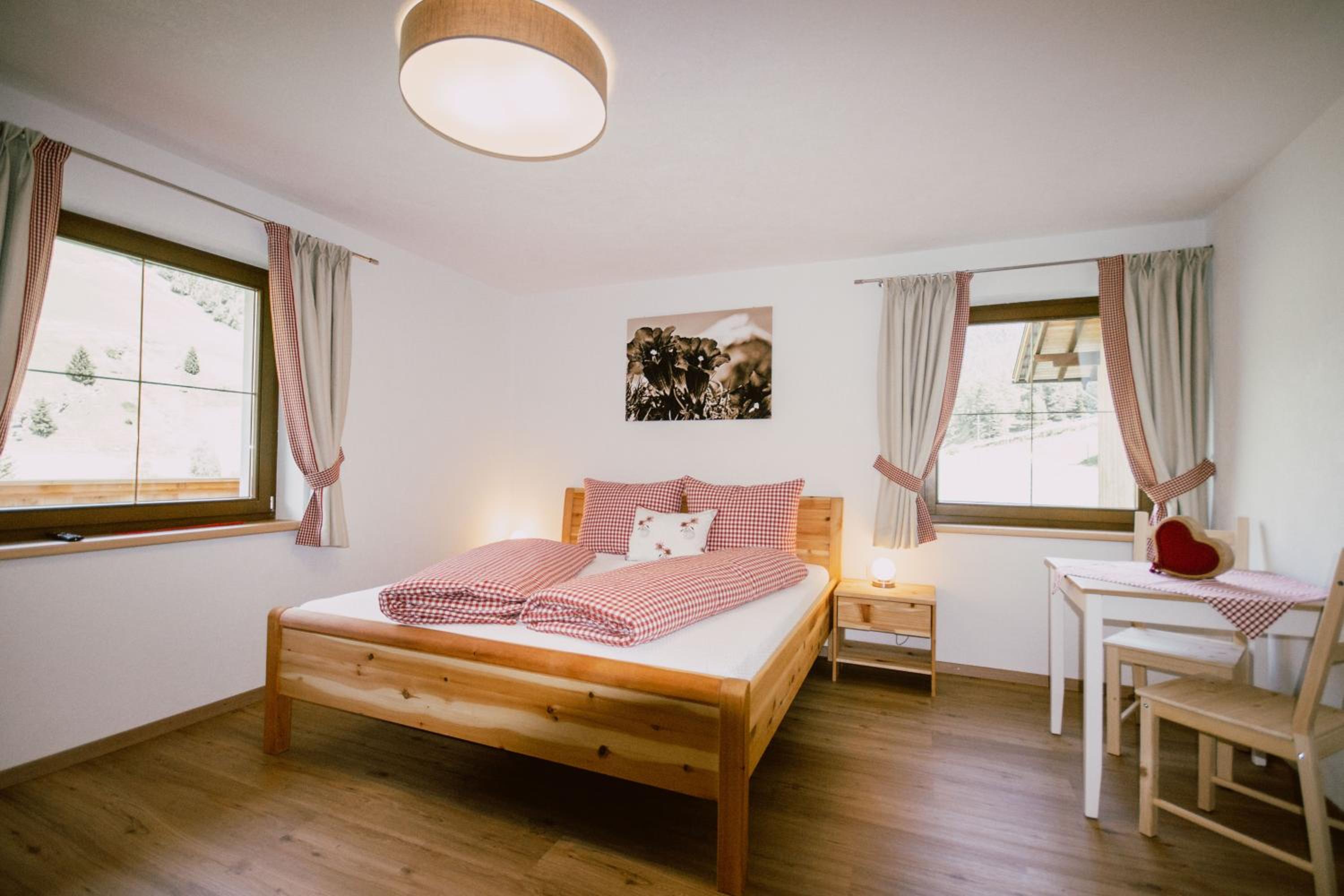 Nedererhof - Zimmer Enzian mit Gemeinschaftsküche