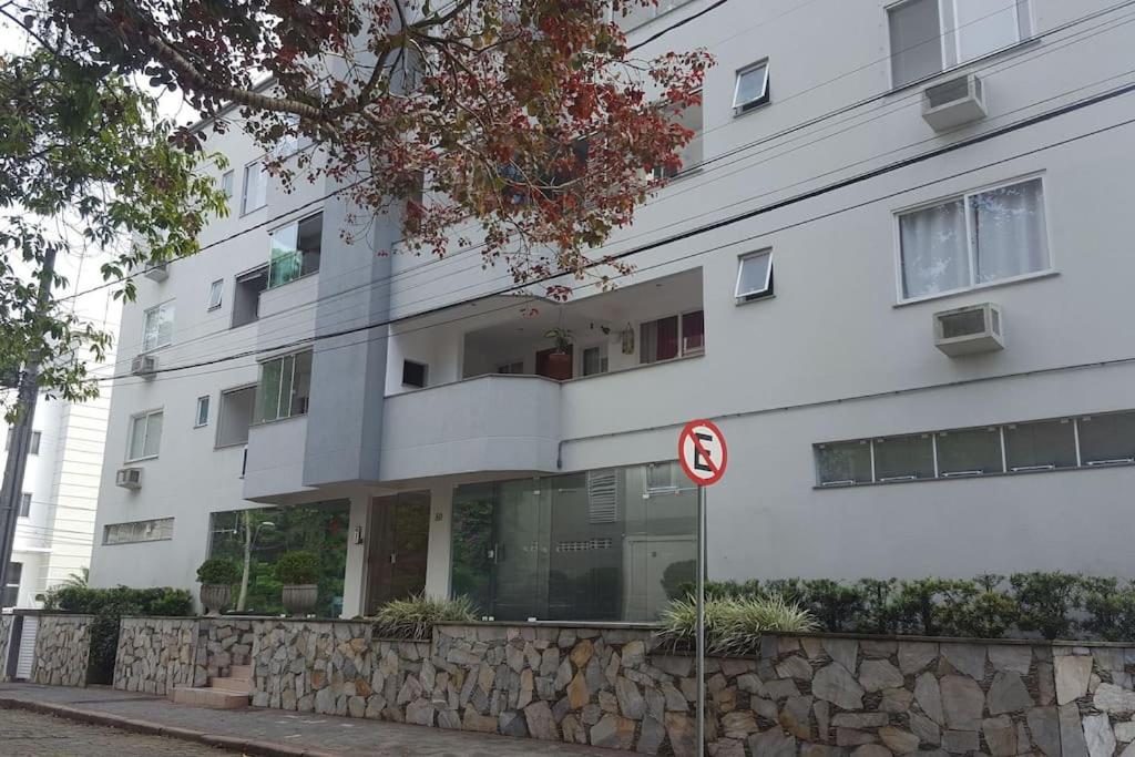 Apto inteiro Blumenau Centro.