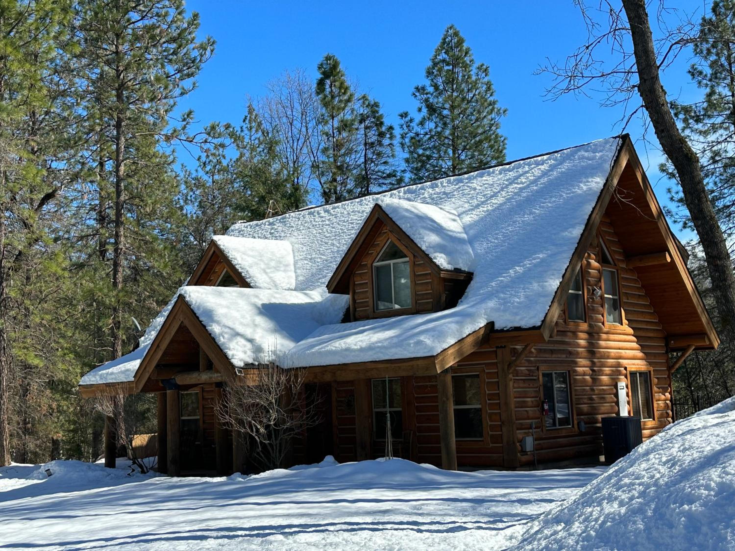 Shasta Lake Luxury Log Cabin: Hot tub & Pool