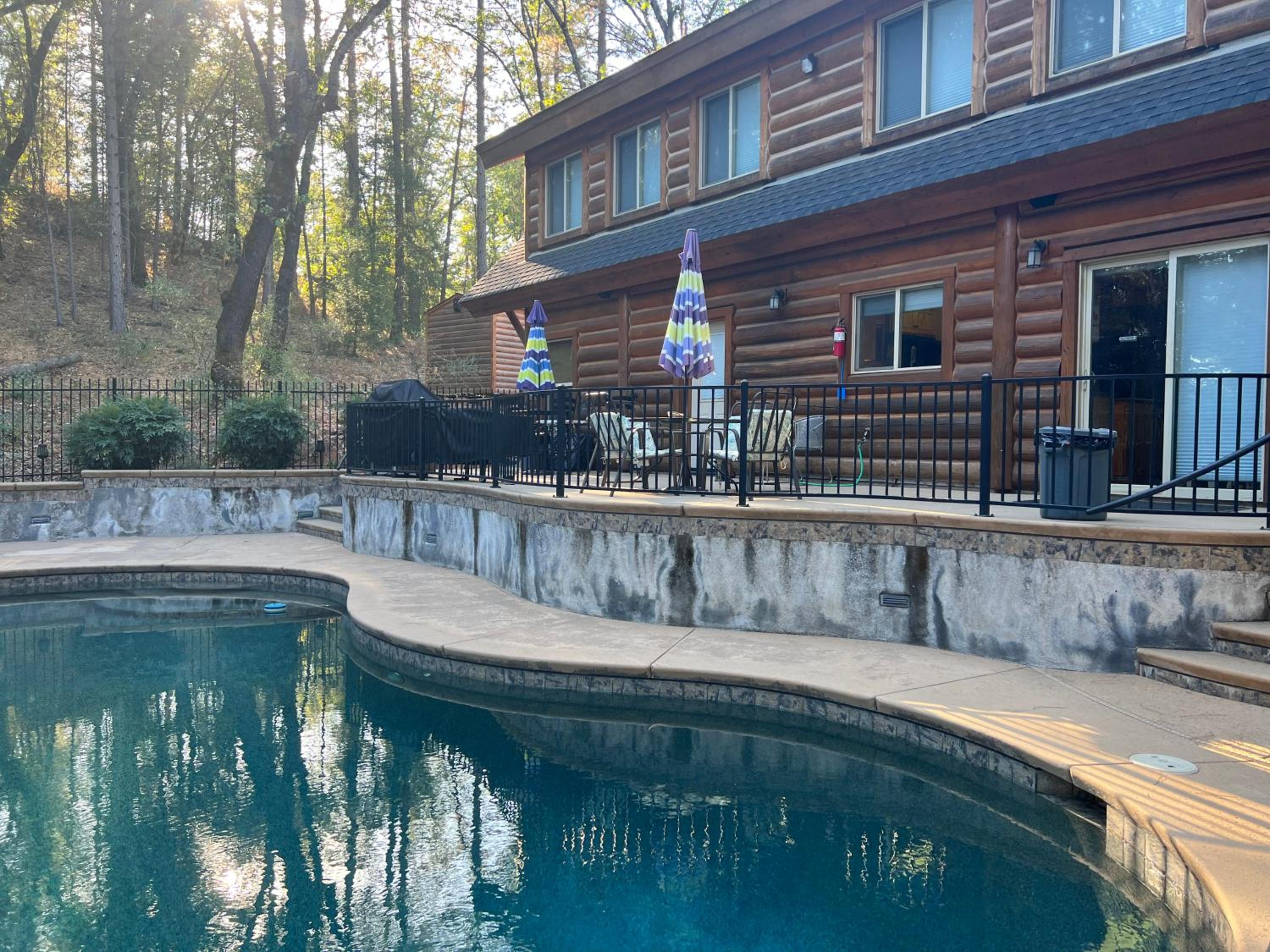 Shasta Lake Luxury Log Cabin: Hot tub & Pool