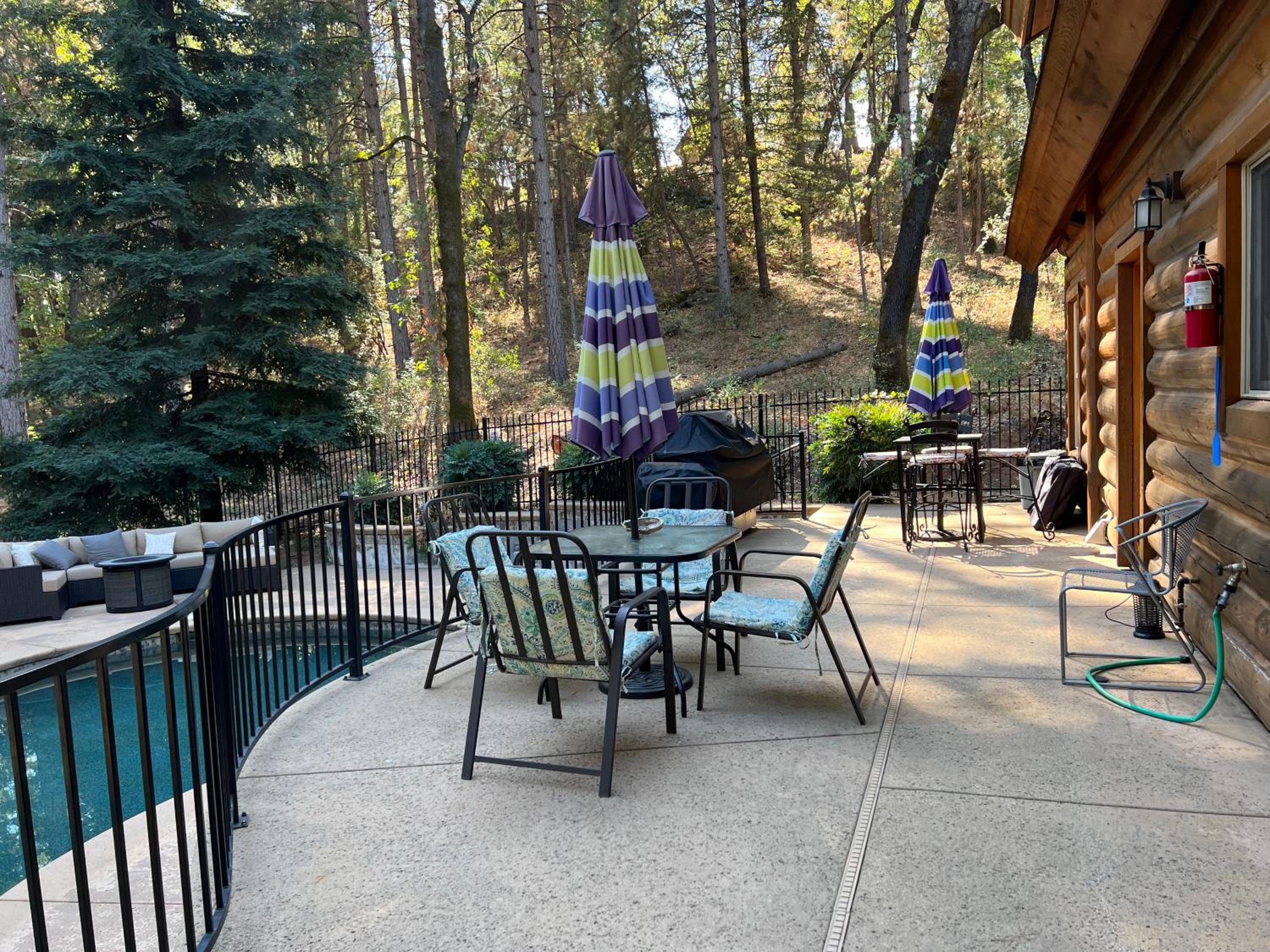 Shasta Lake Luxury Log Cabin: Hot tub & Pool