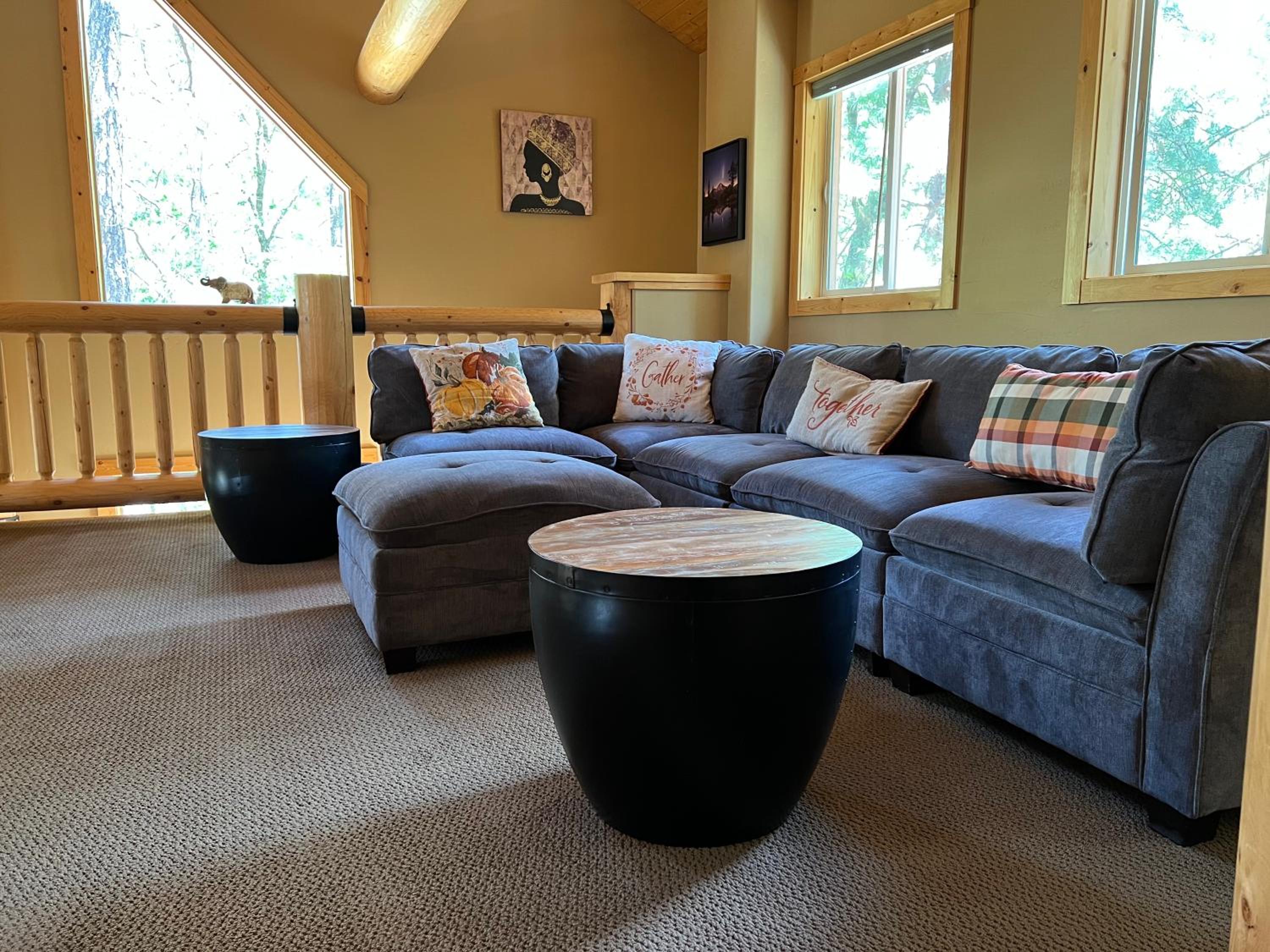 Shasta Lake Luxury Log Cabin: Hot tub & Pool