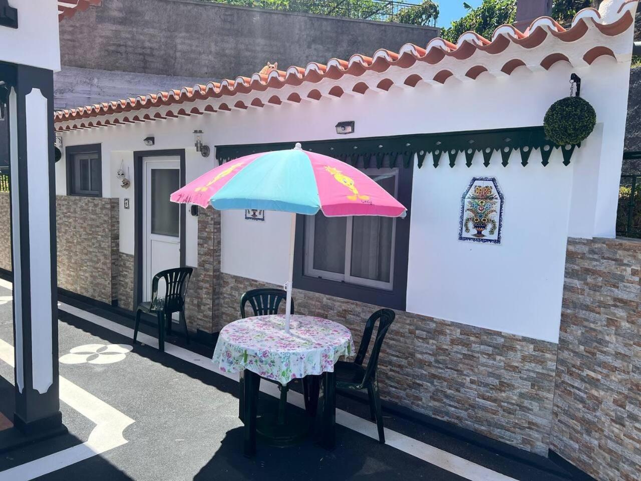 Hotel Modern Minimalist Studio with Essential Comfort - Image 1