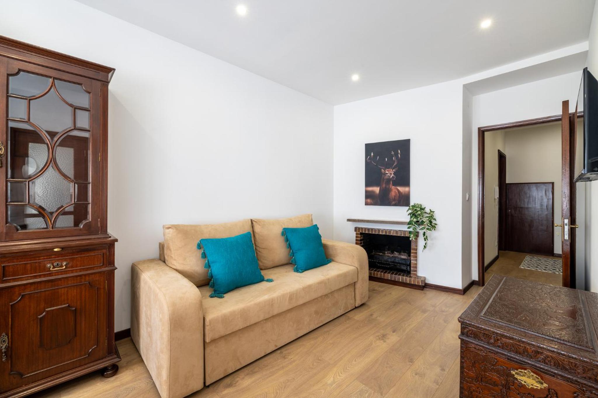 Downtown 2 minutes by walk to center and metro-direct to airpot T4 view 2