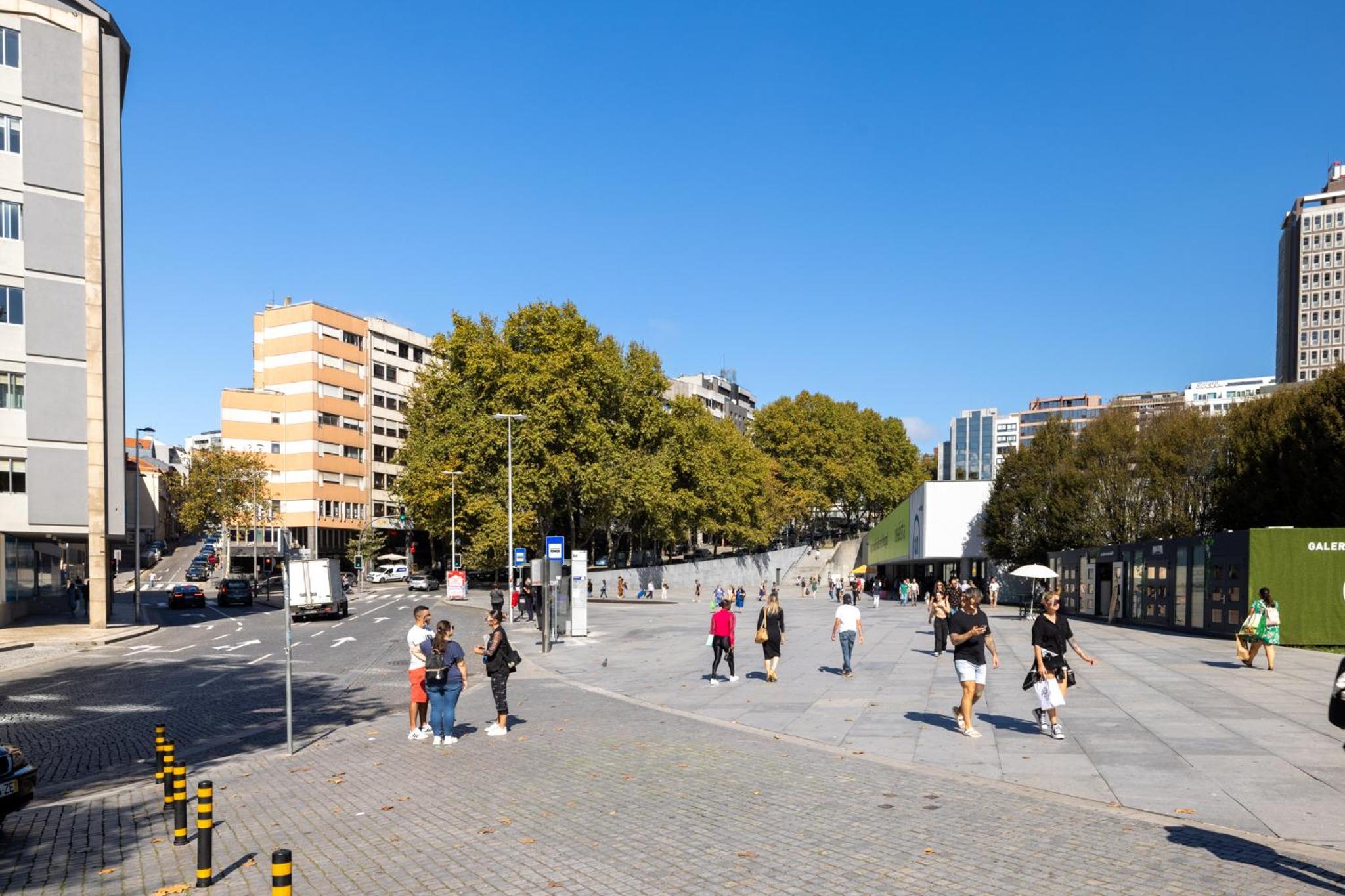 Downtown 2 minutes by walk to center and metro-direct to airpot T4 view 5