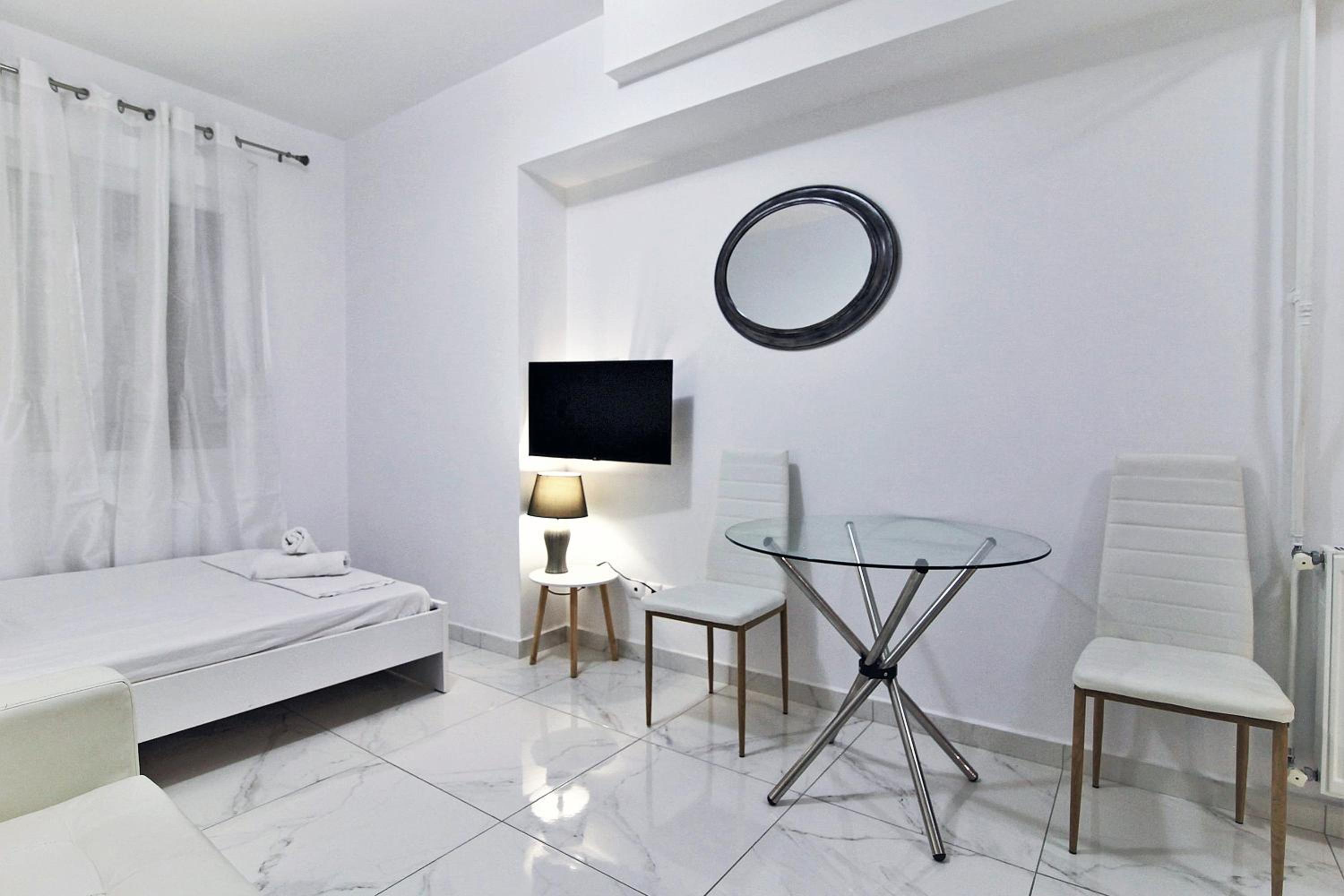 White apartment/Kolwnaki/100Mbps/Wifi