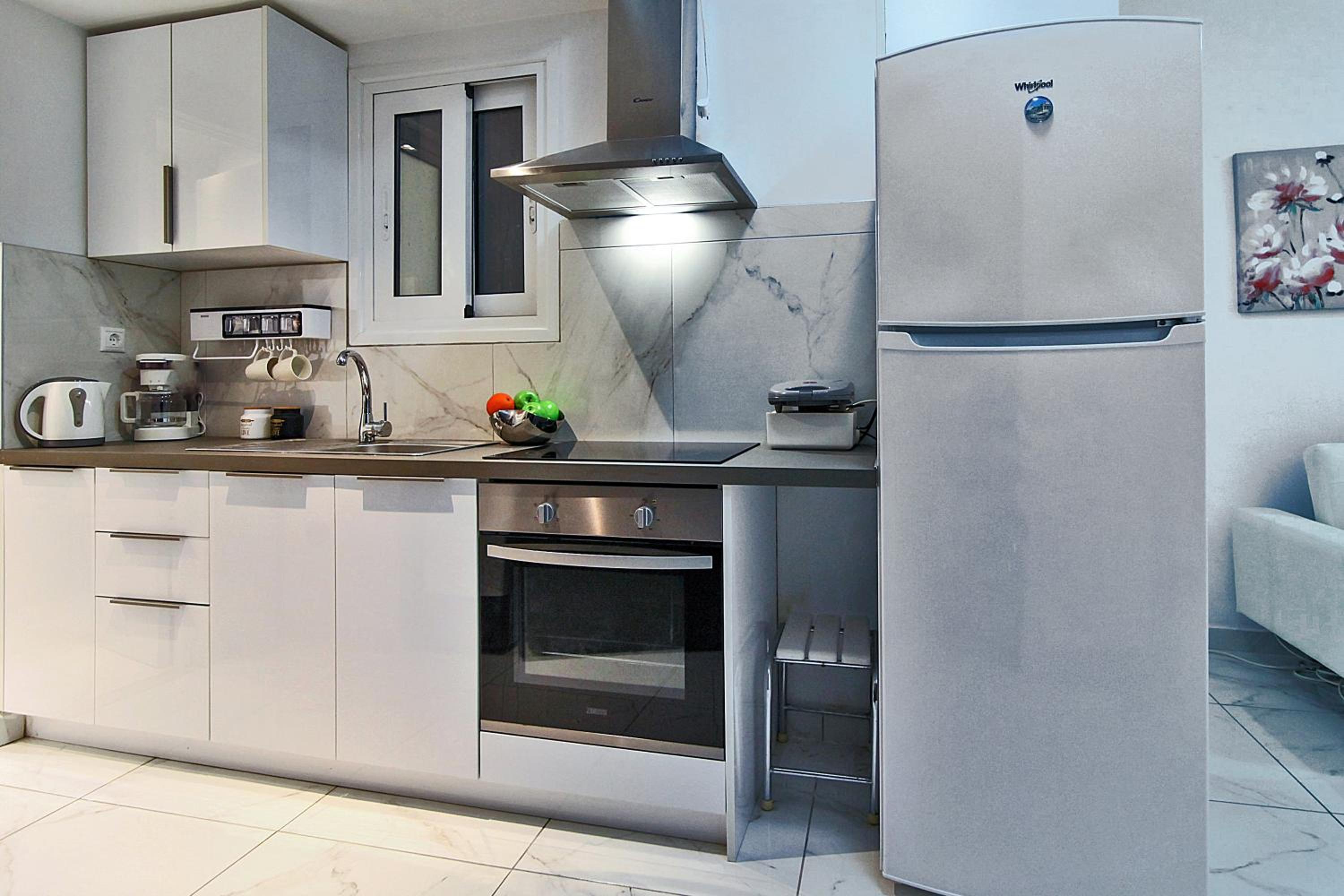 White apartment/Kolwnaki/100Mbps/Wifi