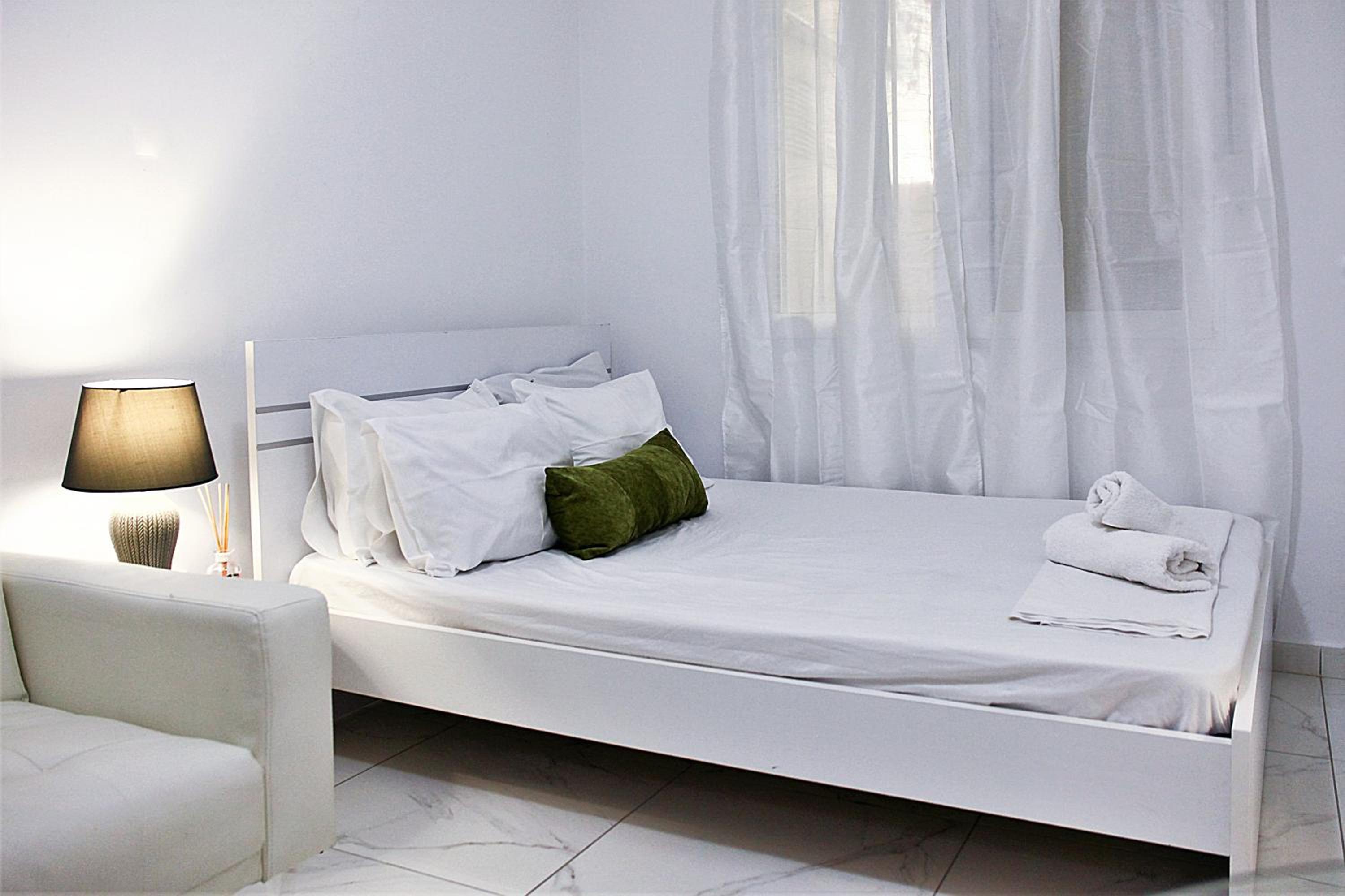White apartment/Kolwnaki/100Mbps/Wifi
