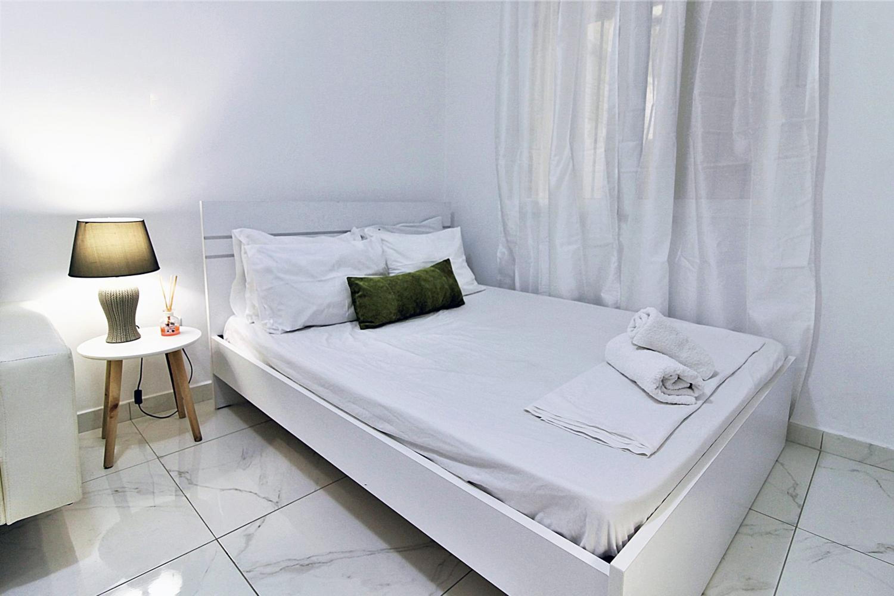 White apartment/Kolwnaki/100Mbps/Wifi