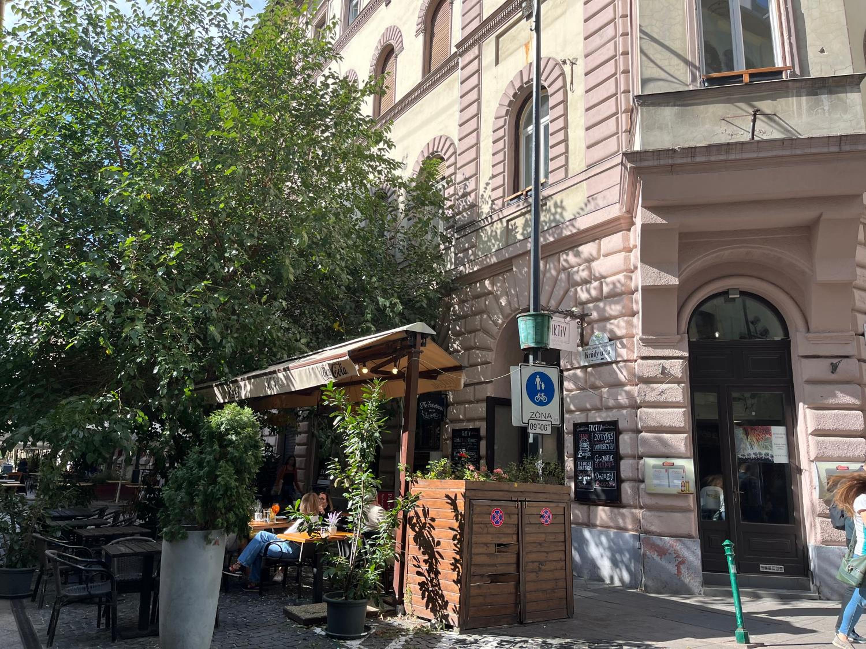 Quiet and Stylish Rooms in the Palace District