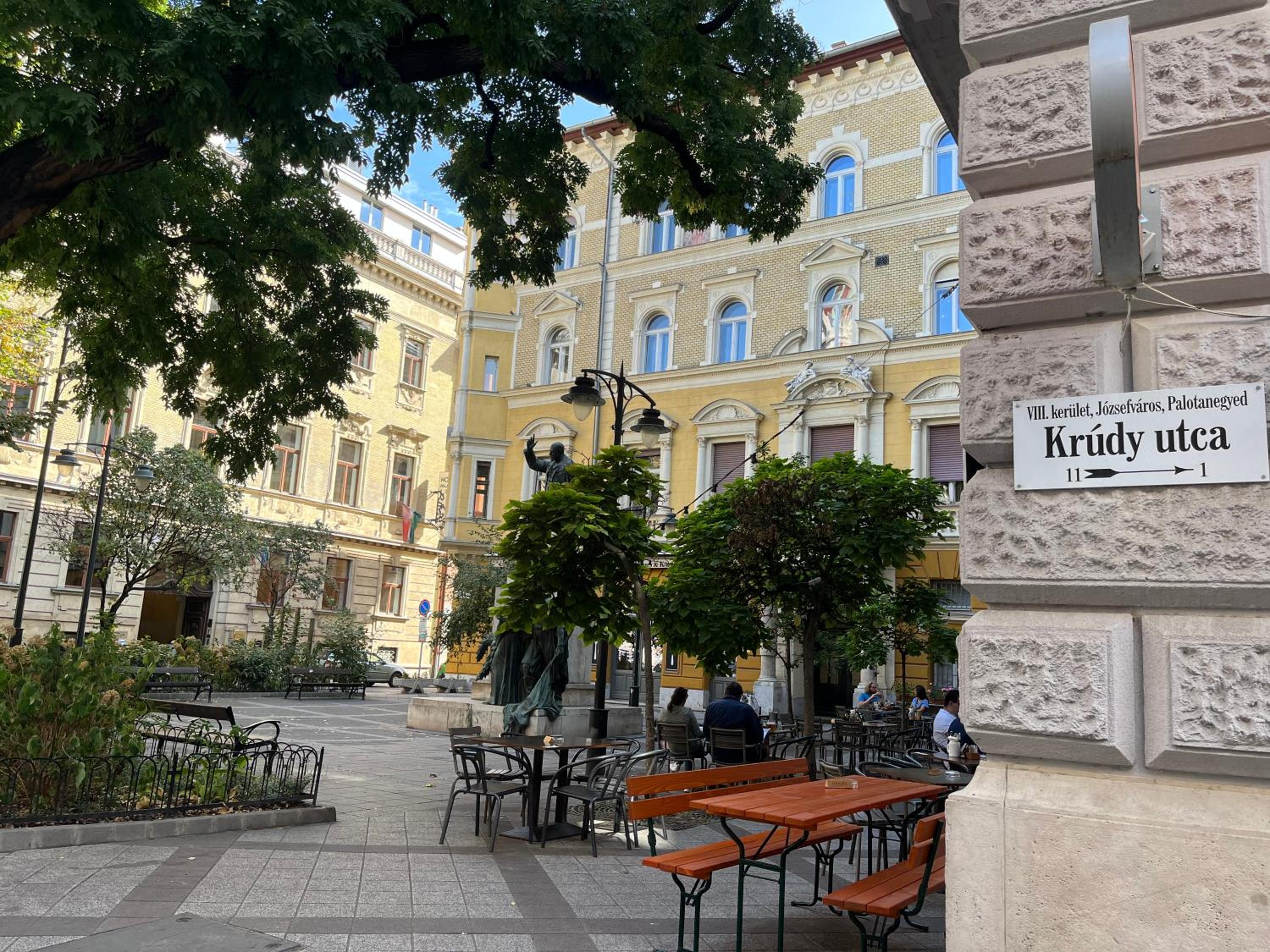 Quiet and Stylish Rooms in the Palace District
