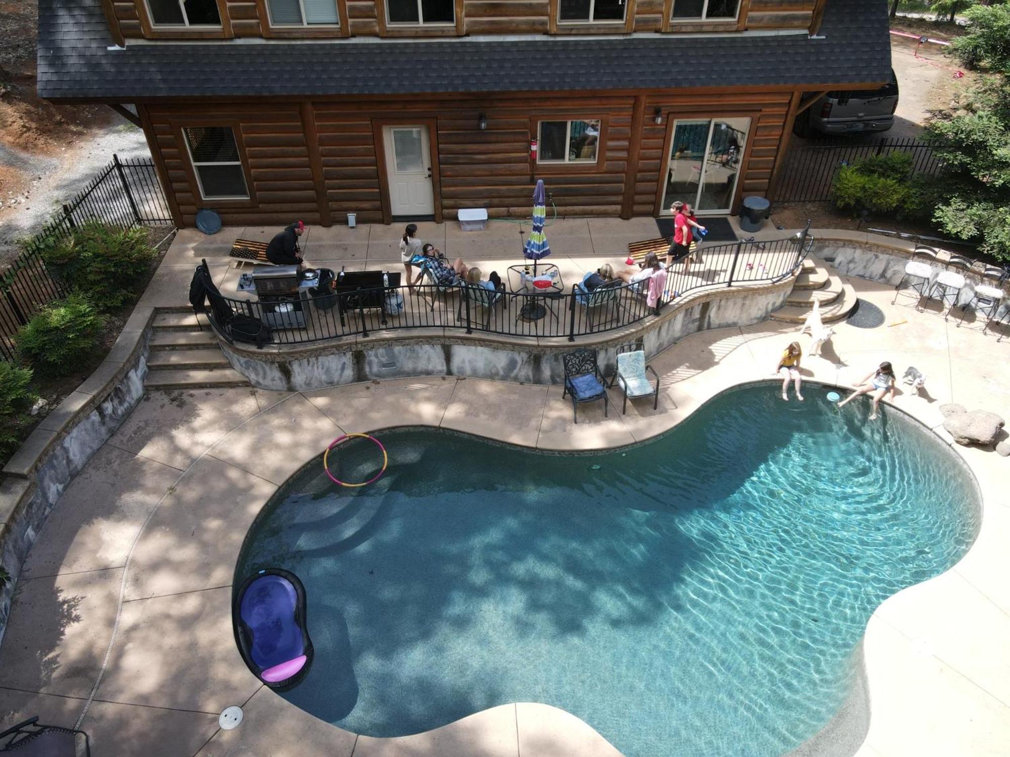Shasta Lake Luxury Log Cabin: Hot tub & Pool