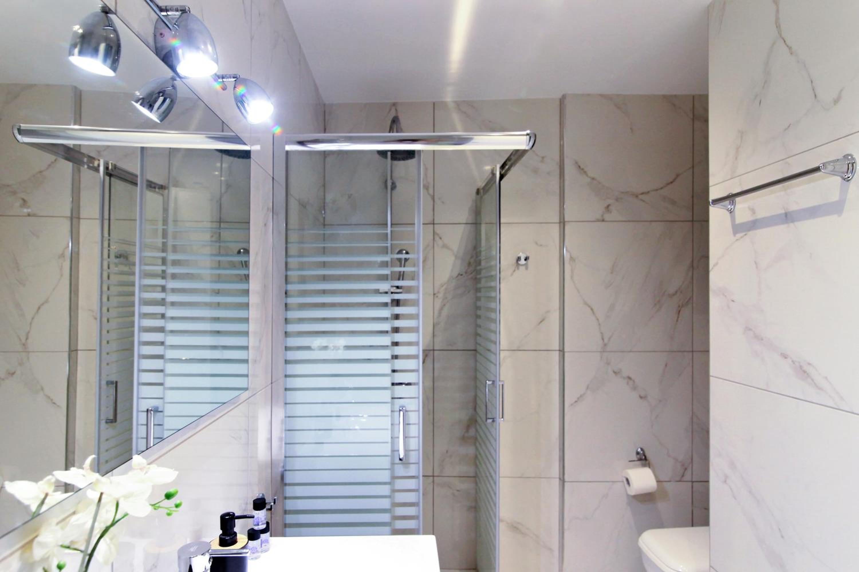 White apartment/Kolwnaki/100Mbps/Wifi