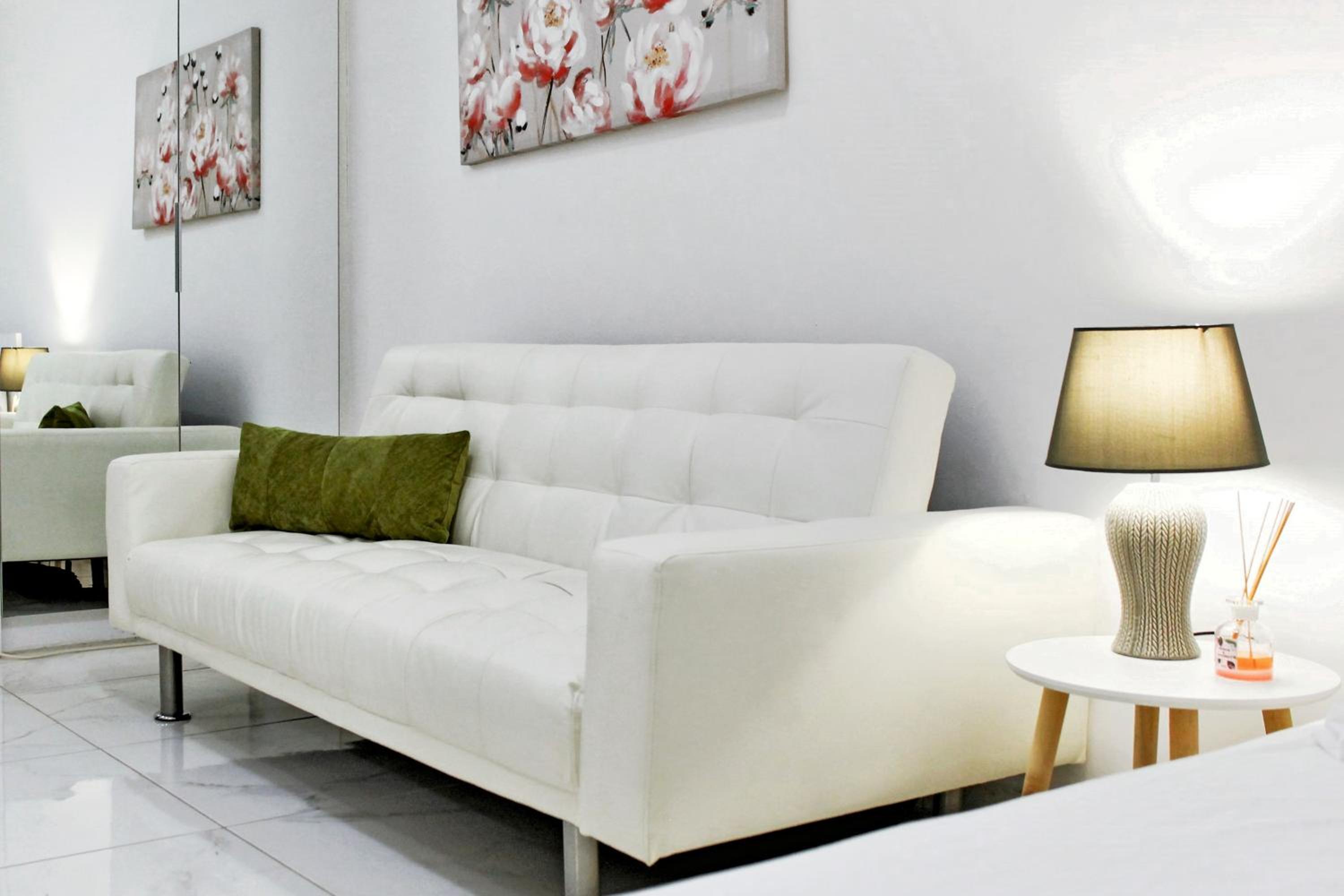 White apartment/Kolwnaki/100Mbps/Wifi