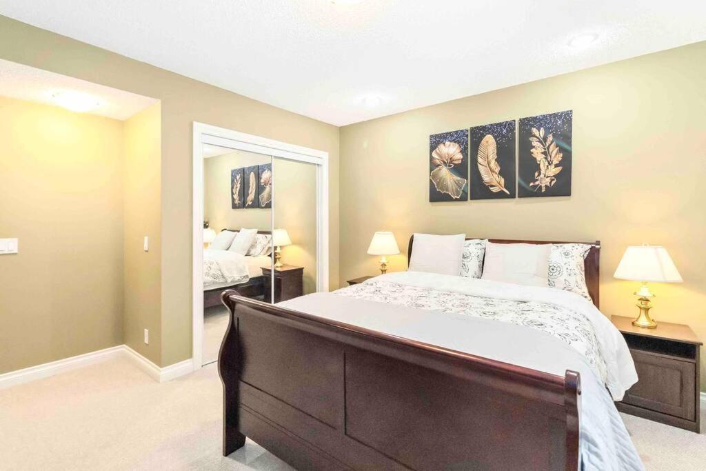 Cozy Walkout suite with King bed, Kitchen, Parking & Patio