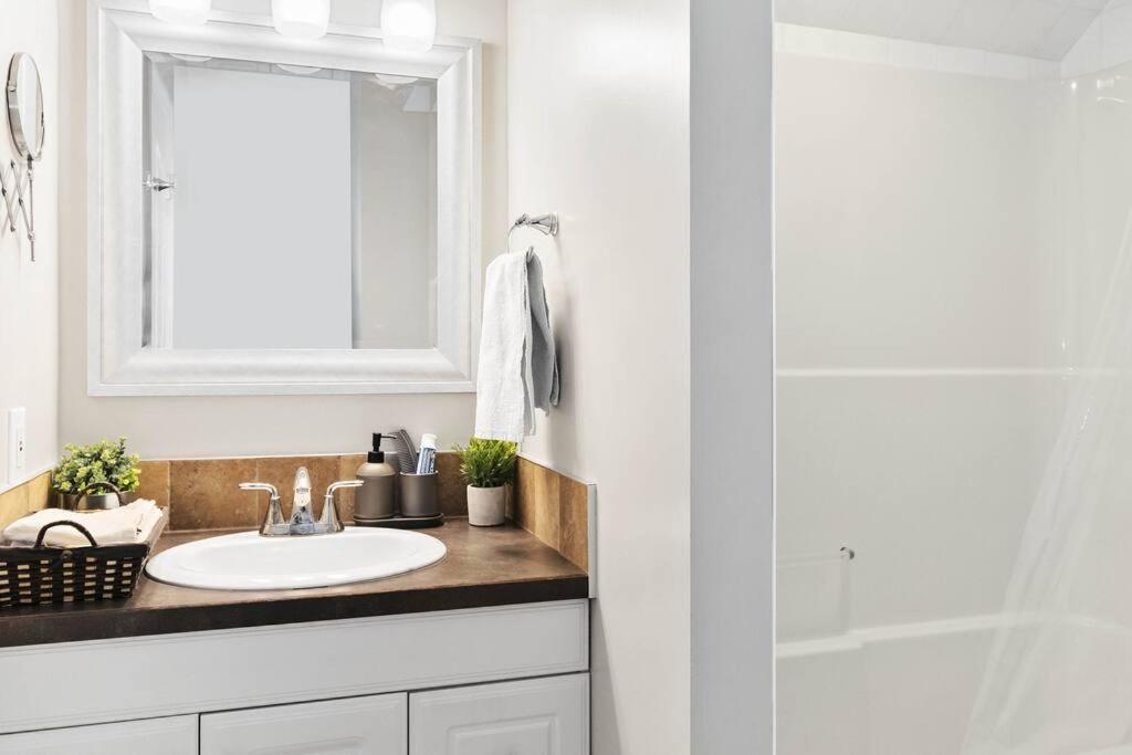 Cozy Walkout suite with King bed, Kitchen, Parking & Patio