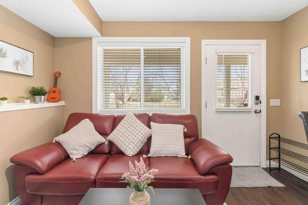 Cozy Walkout suite with King bed, Kitchen, Parking & Patio