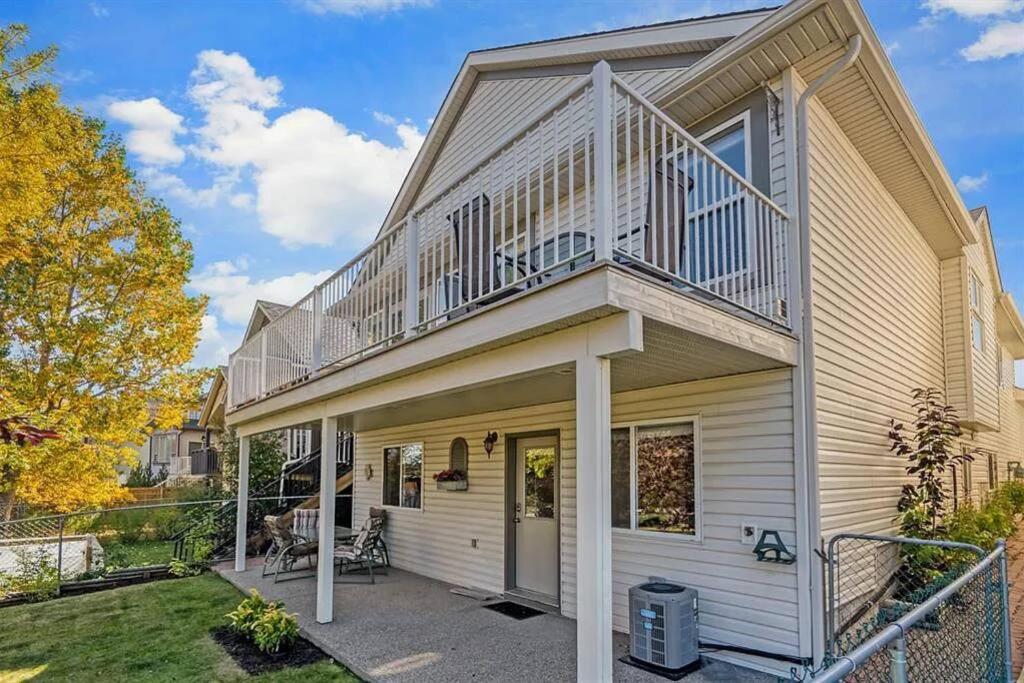 Cozy Walkout suite with King bed, Kitchen, Parking & Patio