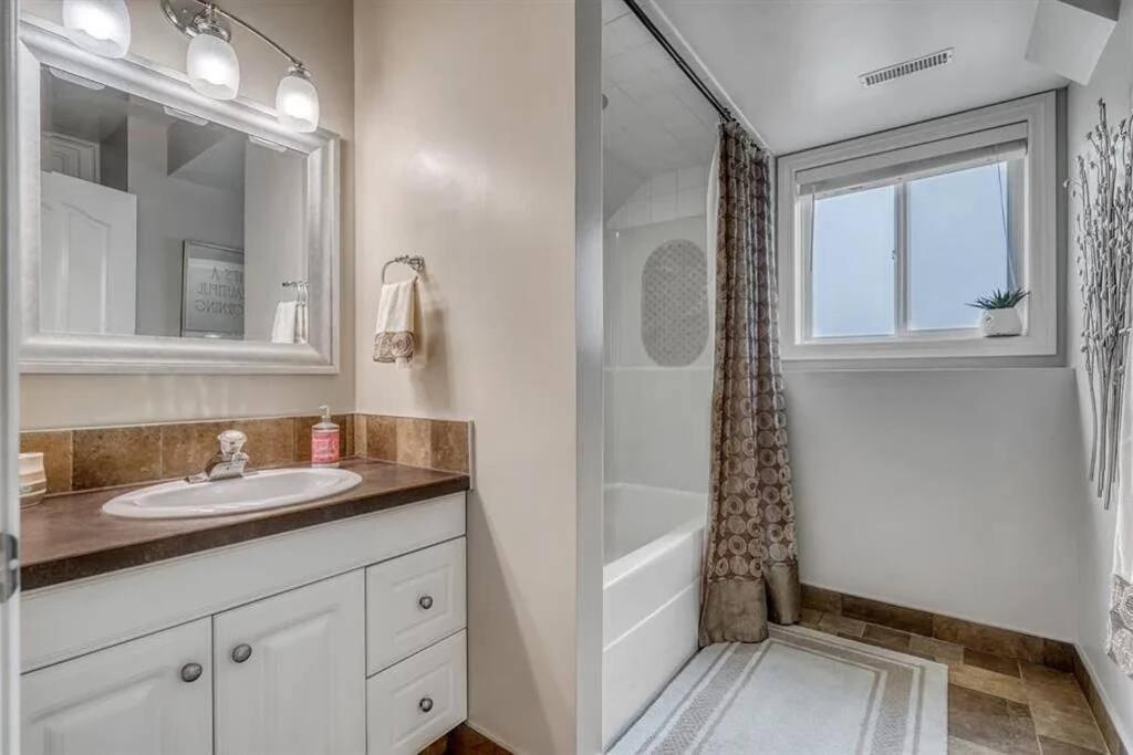 Cozy Walkout suite with King bed, Kitchen, Parking & Patio