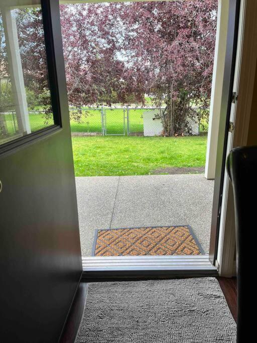 Cozy Walkout suite with King bed, Kitchen, Parking & Patio