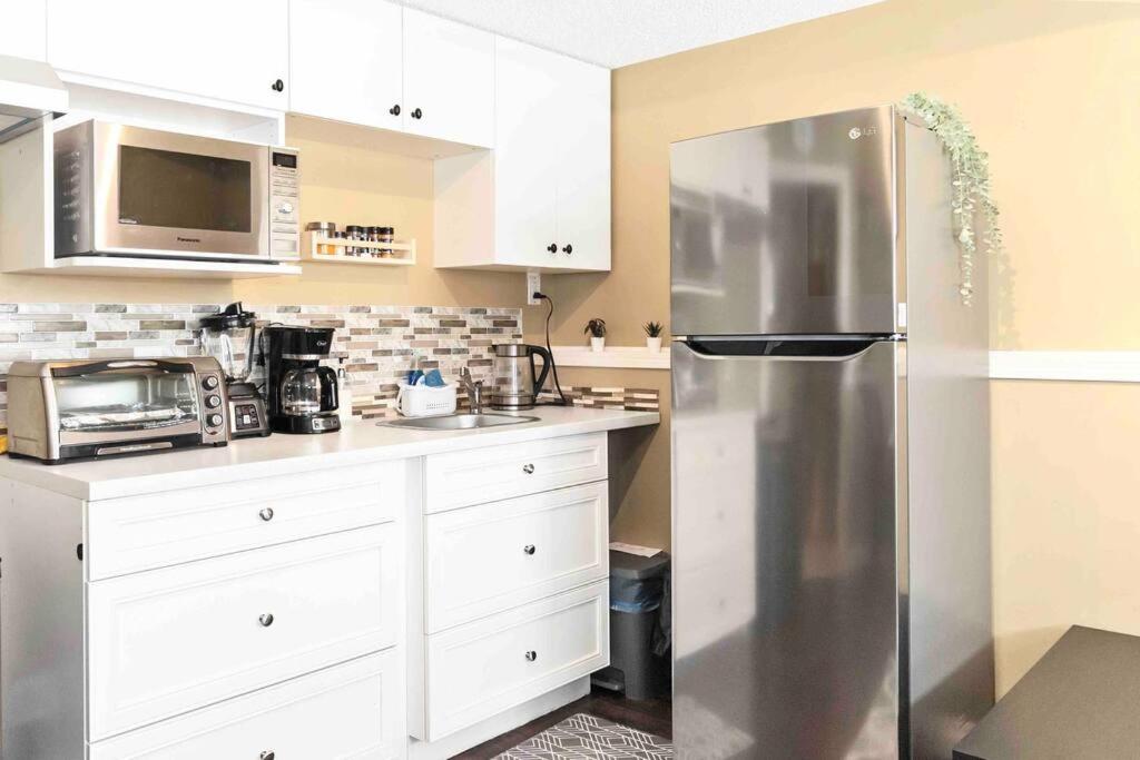 Cozy Walkout suite with King bed, Kitchen, Parking & Patio