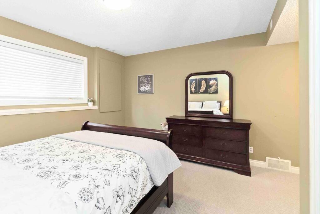 Cozy Walkout suite with King bed, Kitchen, Parking & Patio