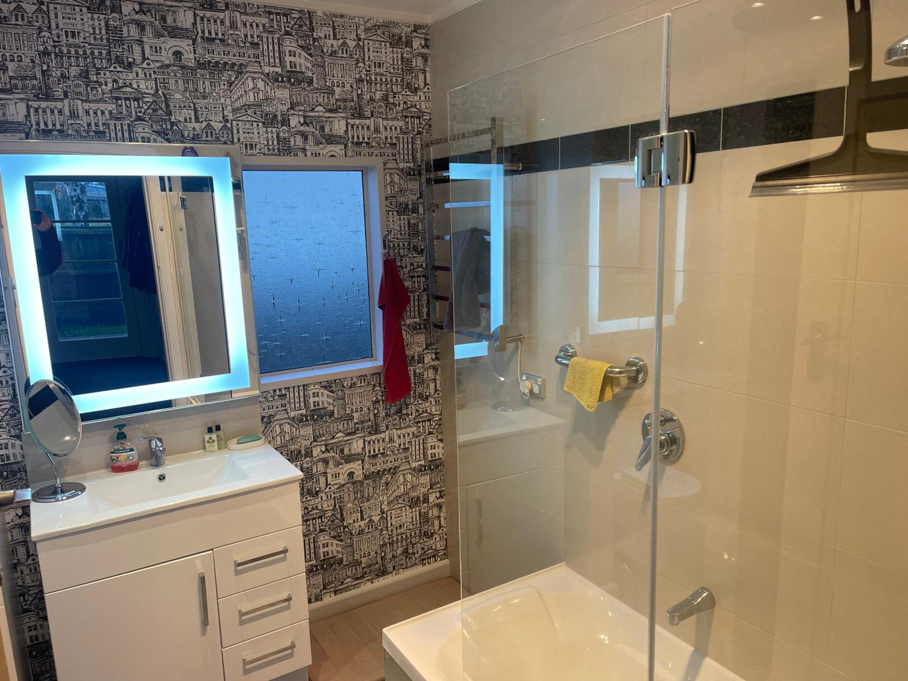 Kaiapoi Village House Deluxe bedroom and bathroom